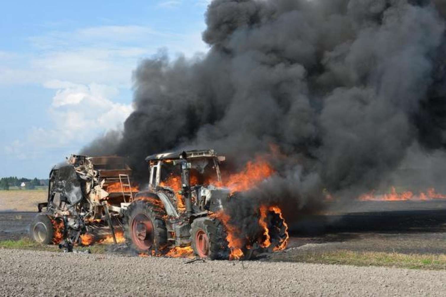 İsmayıllıda traktor yandı 