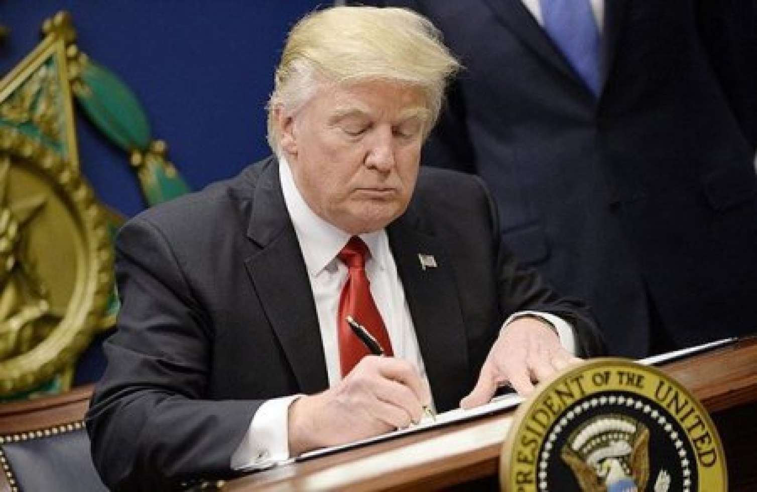 Venesuela üzərində hava məkanı tam bağlanacaq - Tramp 