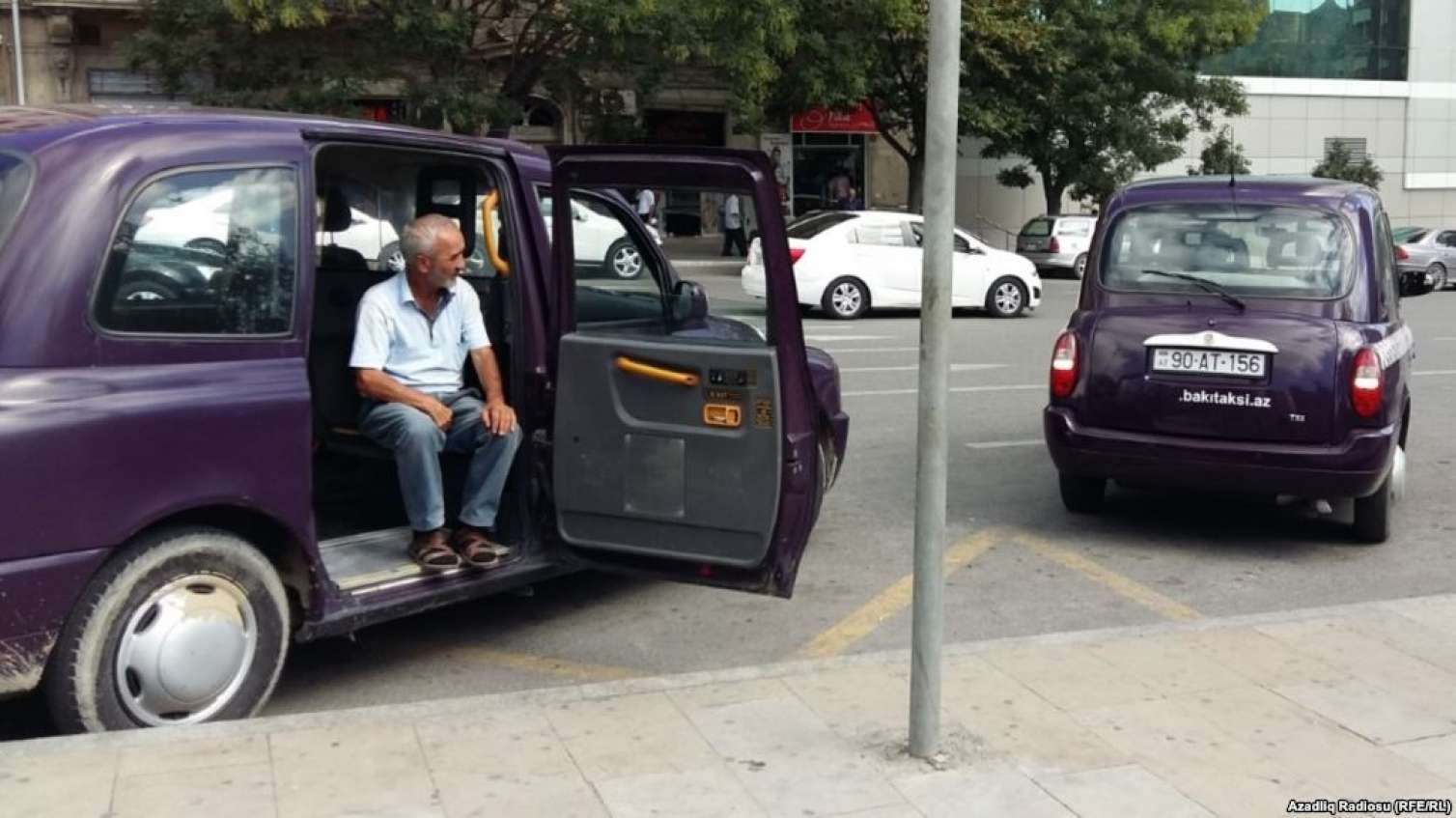 Bakıda taksilərin sayı yarıbayarı azaldılacaq -  RƏSMİ
