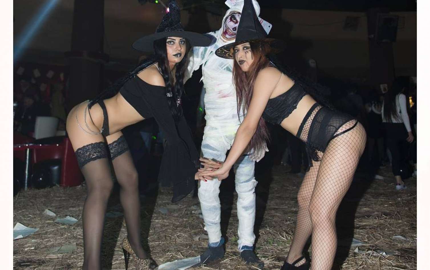 Bakıda +18 parti -  Qızlar striptiz göstərdi/ FOTOLAR