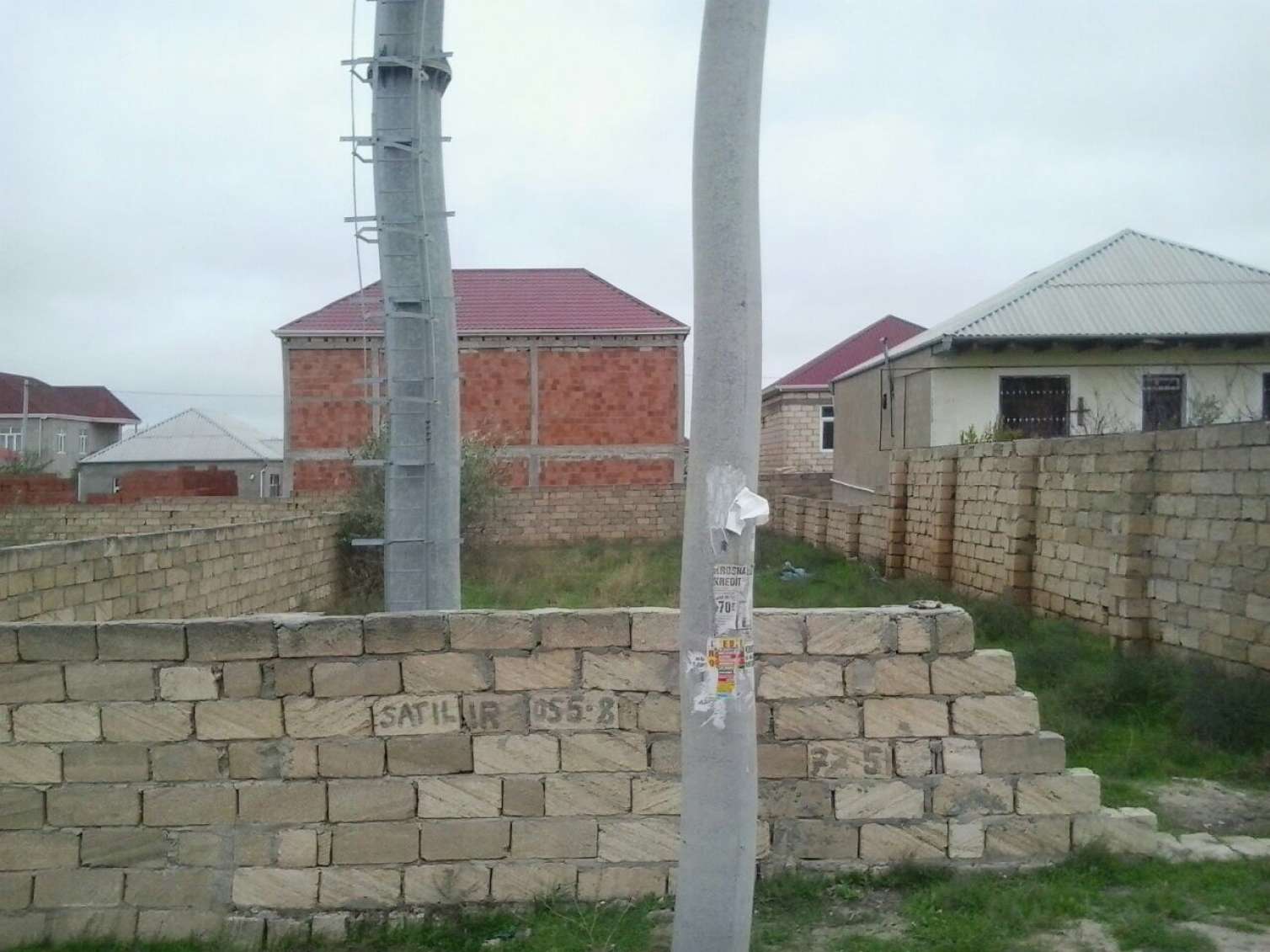 Azercell rəhbərliyi vətəndaşa 2100 manat “atdı” -  Qüllə qalmaqalı/ FOTO