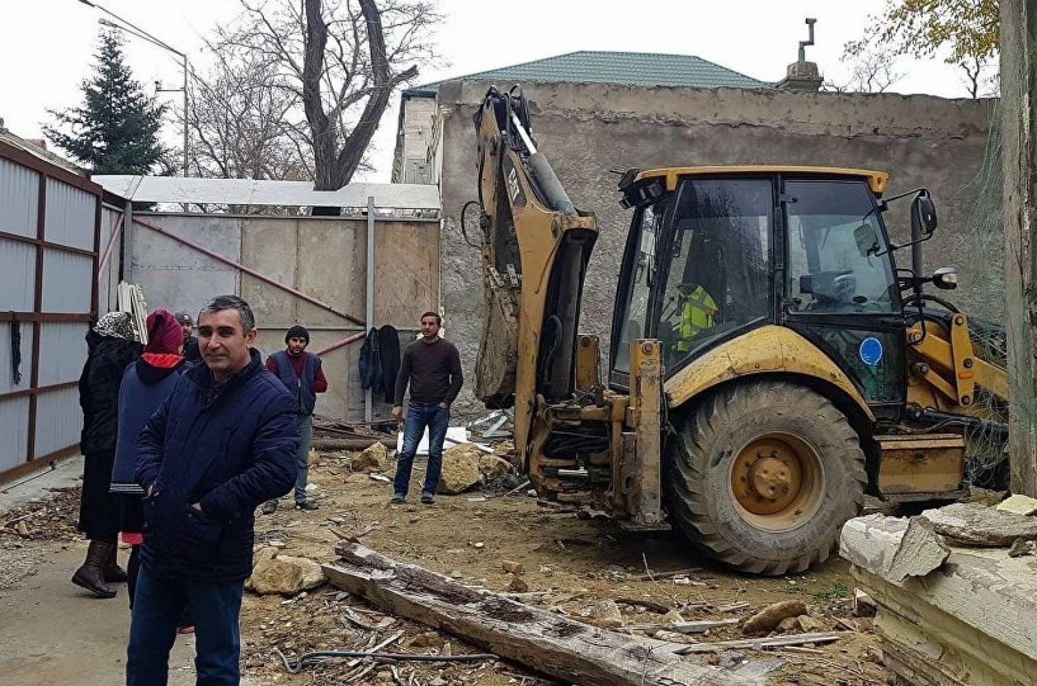  - Tikinti şirkəti evləri icazəsiz sökür Bakının mərkəzində etiraz aksiyası