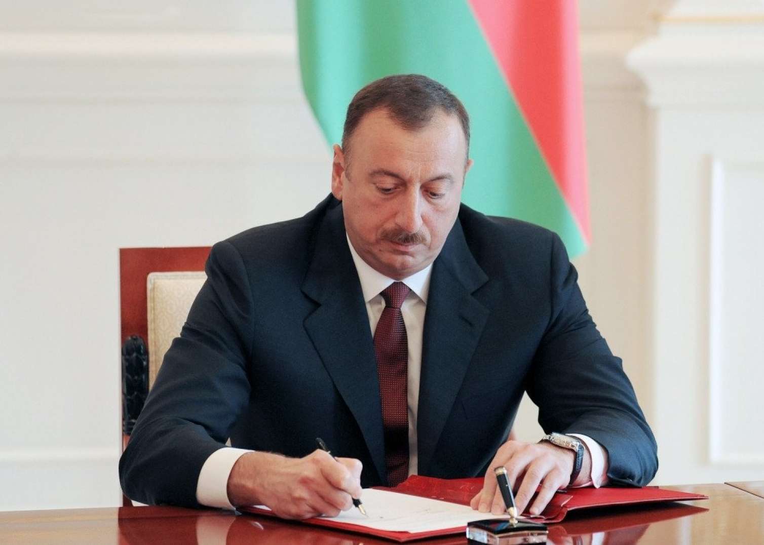 Prezident 2018-ci ilin “Xalq Cümhuriyyəti İli” elan edilməsi haqda sərəncam verdi 