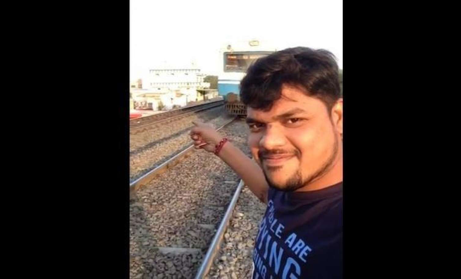 Selfi çəkən bloqqer qatarın altında qaldı -  Dəhşətli VİDEO