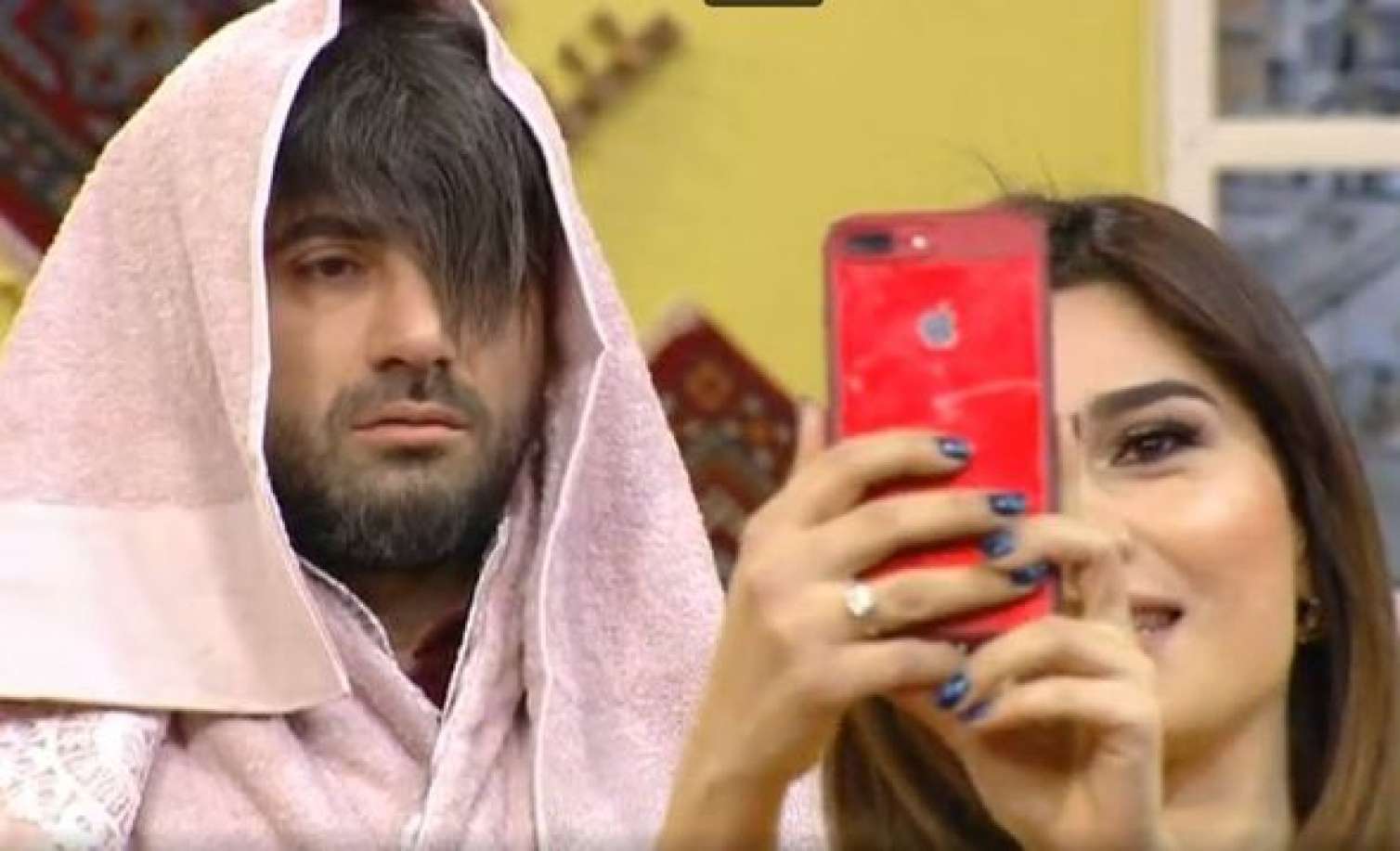 Zaur Günayın yırtıq corablarını nümayiş etdirdi - VİDEO 