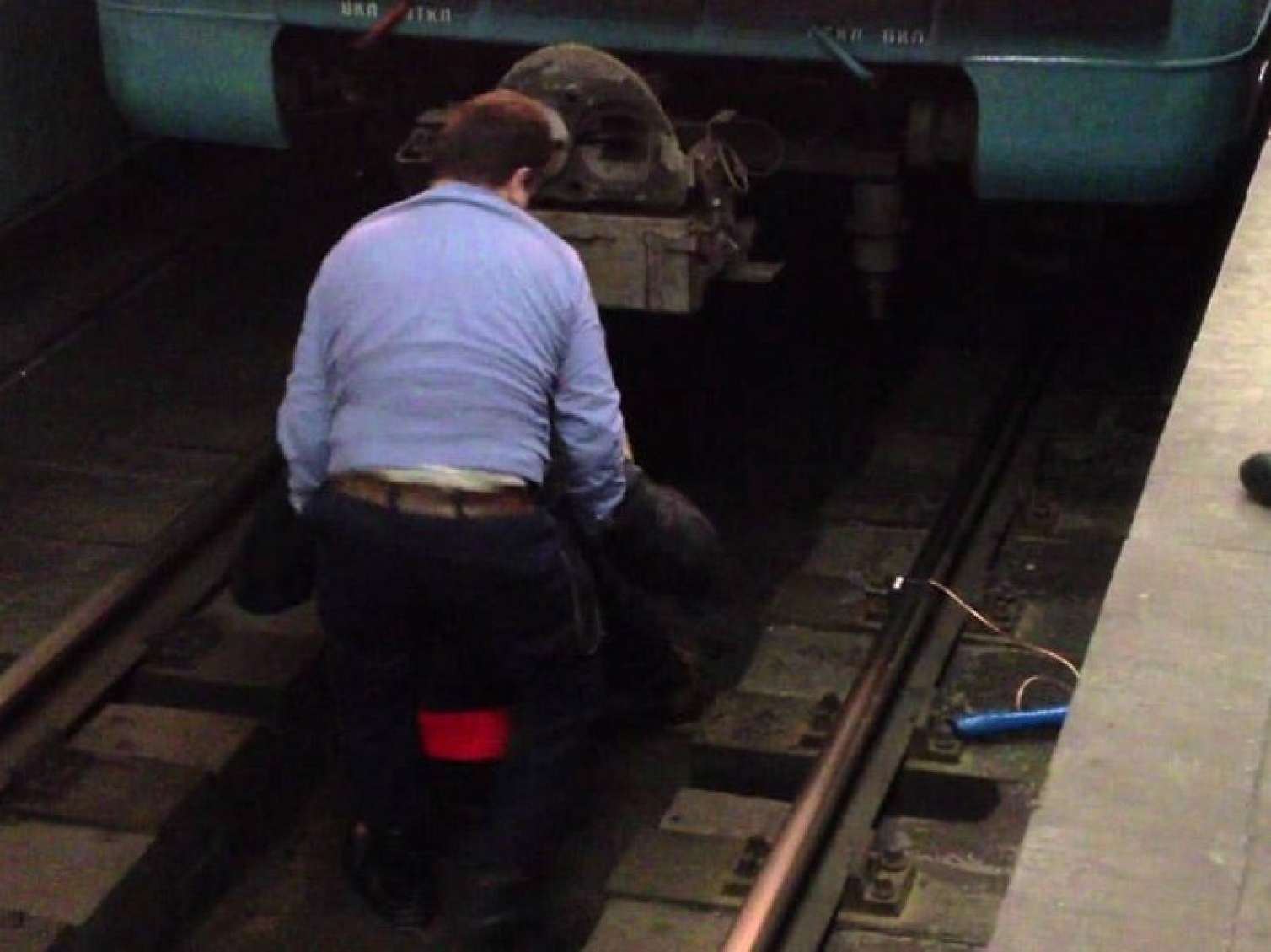 Metroda intihar edən qadının kimliyi açıqlandı -  YENİLƏNİB