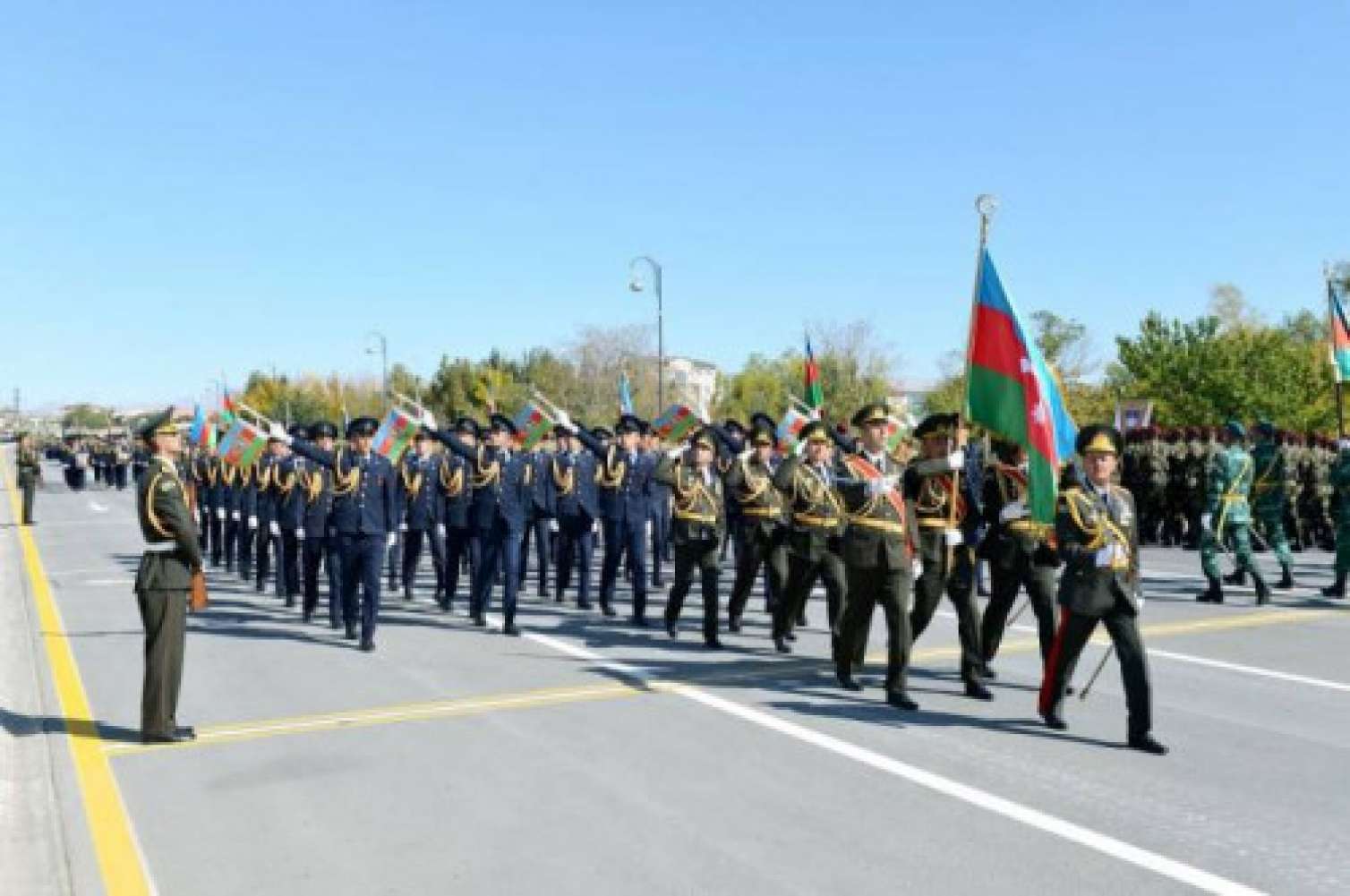 100 illiyin  MÖHTƏŞƏM PARADI - FOTOLAR