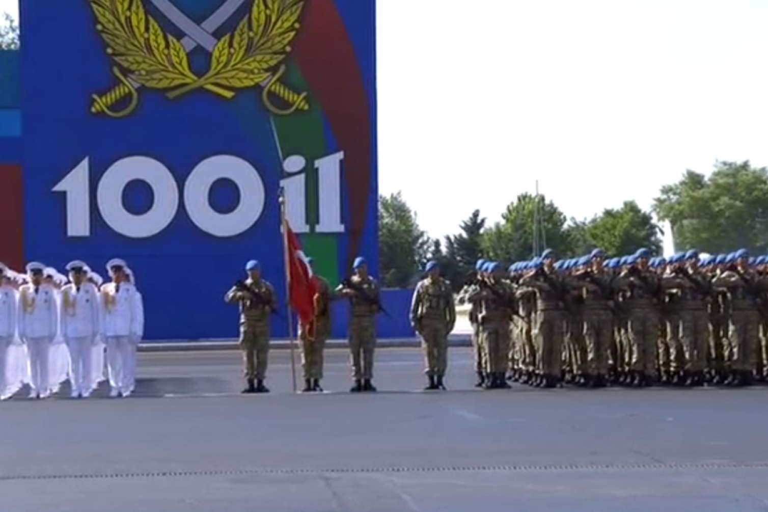 100 illiyin  MÖHTƏŞƏM PARADI - FOTOLAR