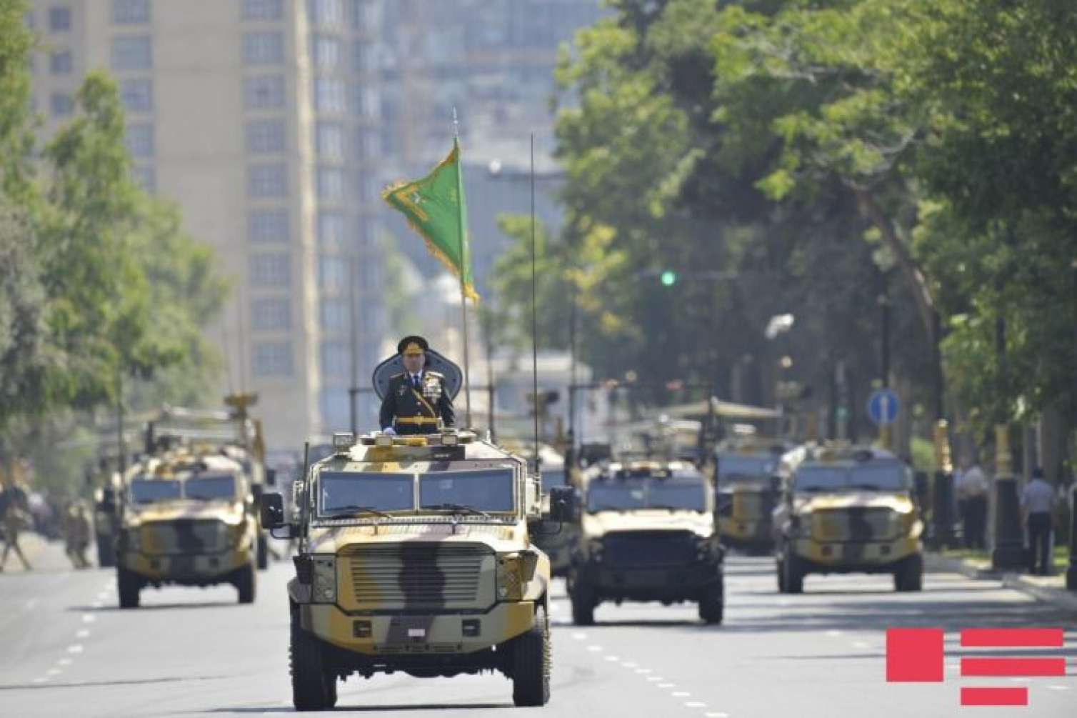 100 illiyin  MÖHTƏŞƏM PARADI - FOTOLAR