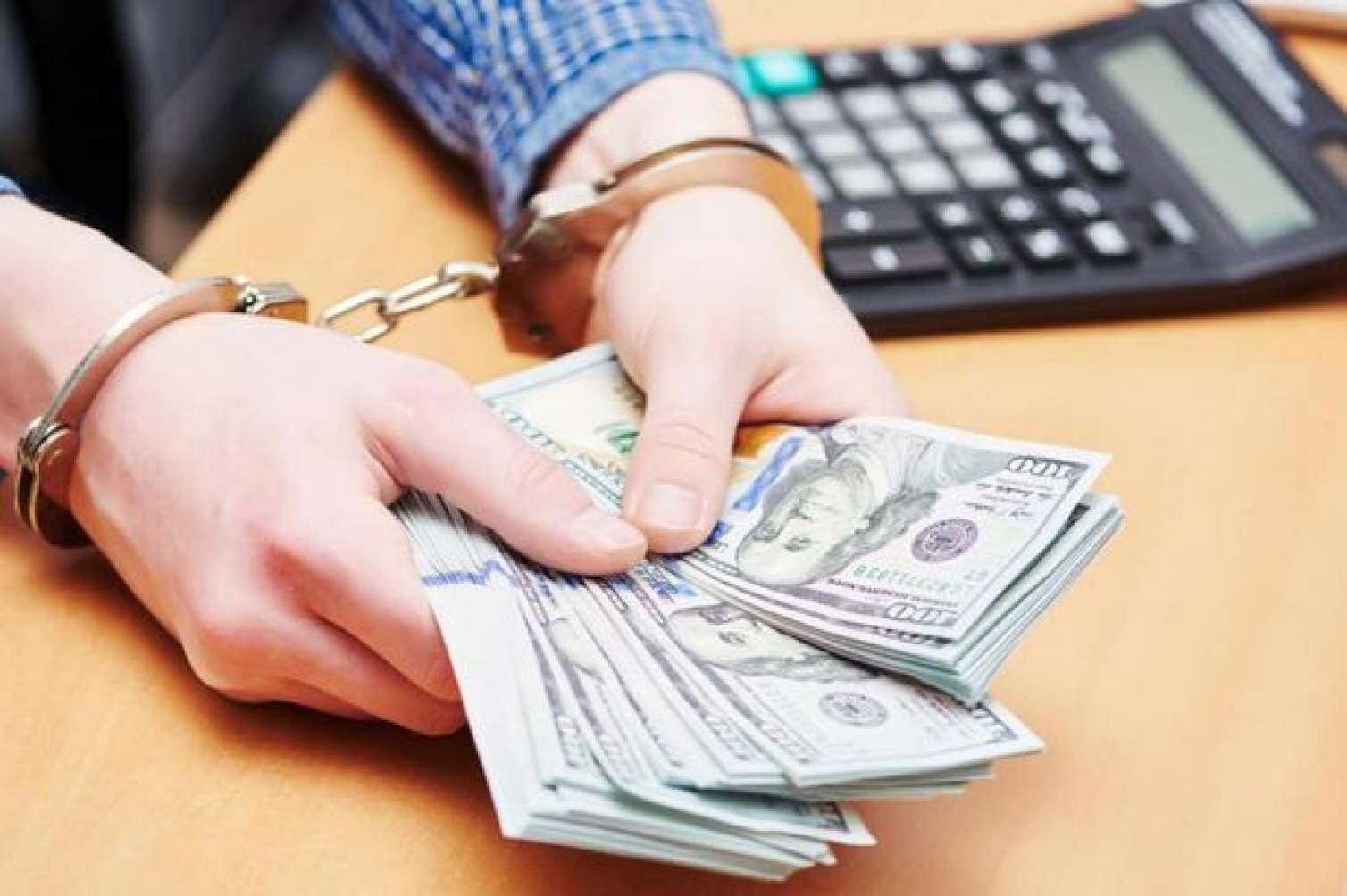 “ASAN Xidmət”ə işə düzəltmək adıyla 20 min rüşvət aldılar 