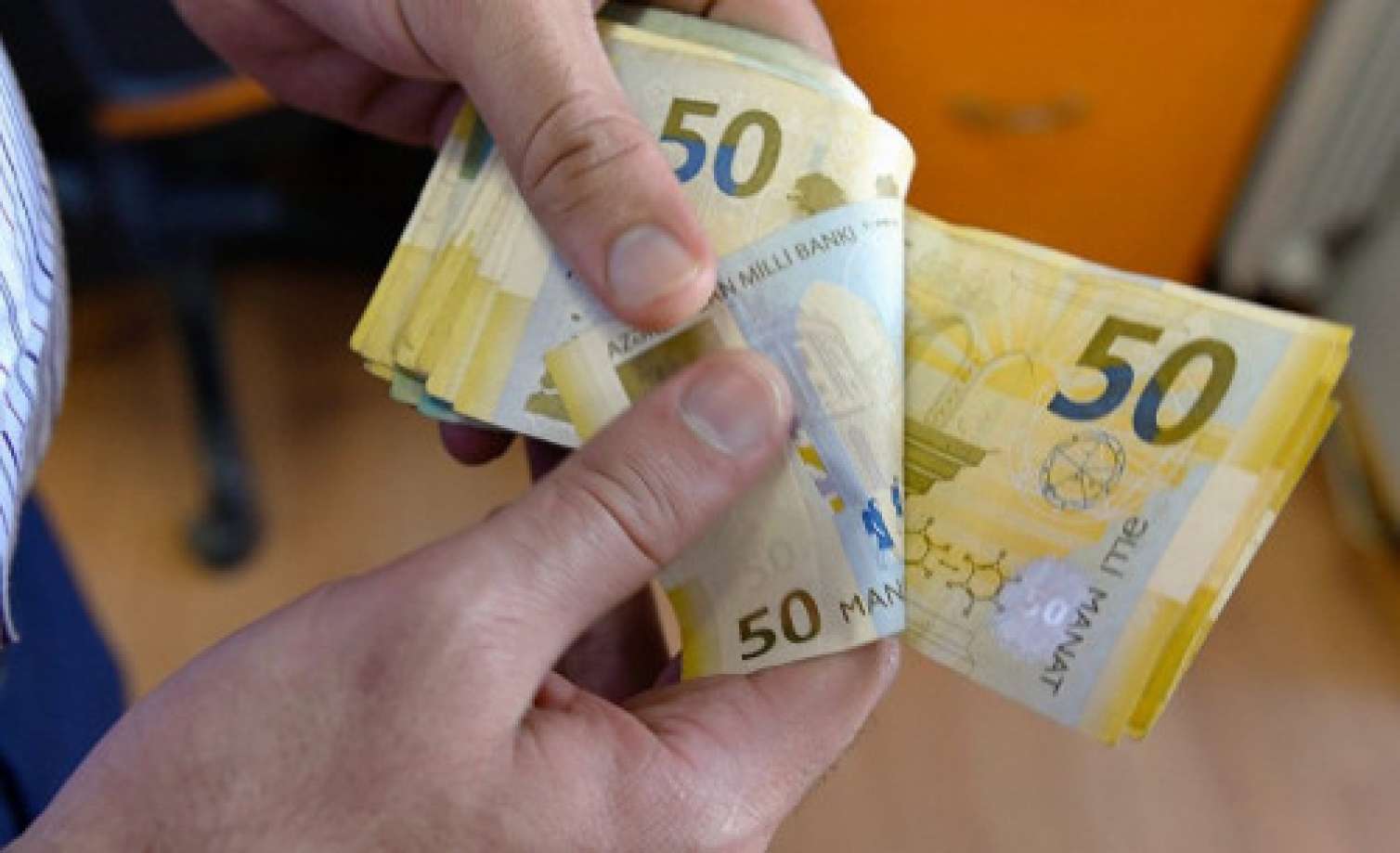  – “Neftin qiymətində 50 dollar kritik həddir”  Manat üçün devalvasiya təhlükəsi varmı?