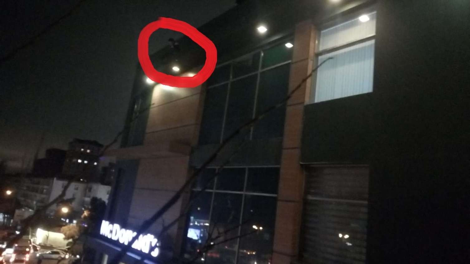 Bakıda balıqsatan McDonalds-ın üstünə çıxıb, özünü atmaq istədi -  VİDEO+YENİLƏNİB