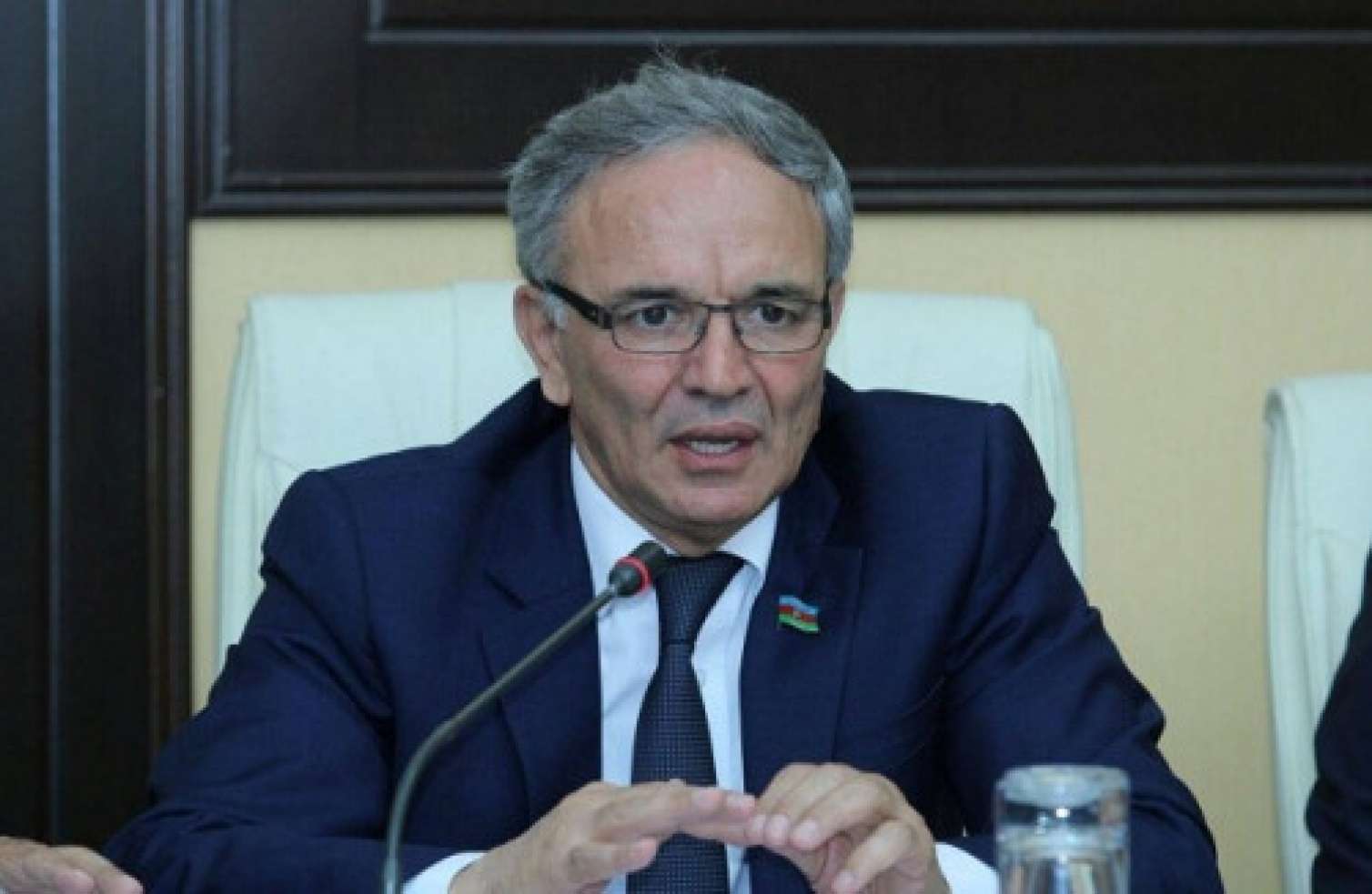 “Bir qəzeti 2000 nəfər oxumursa, onda kim üçün çap olunur?” -  Əflatun Amaşov