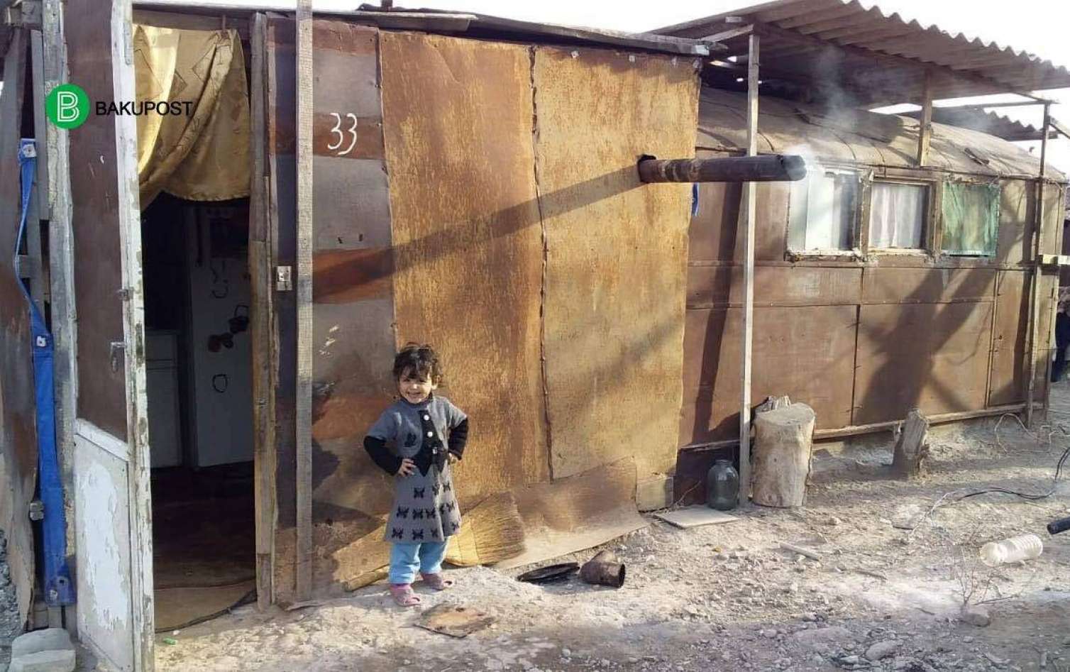 Gəncədə ailə dramı: kasıb oğlanla qaçıb, indi vaqonda yaşayırlar -  Uşağını xalça yuyanda doğub
