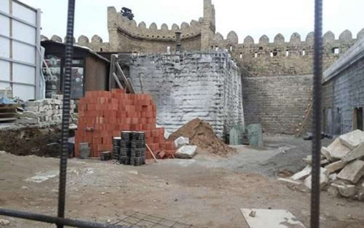 Qala divarlarının qarşısında tikinti ilə bağlı  RƏSMİ AÇIQLAMA