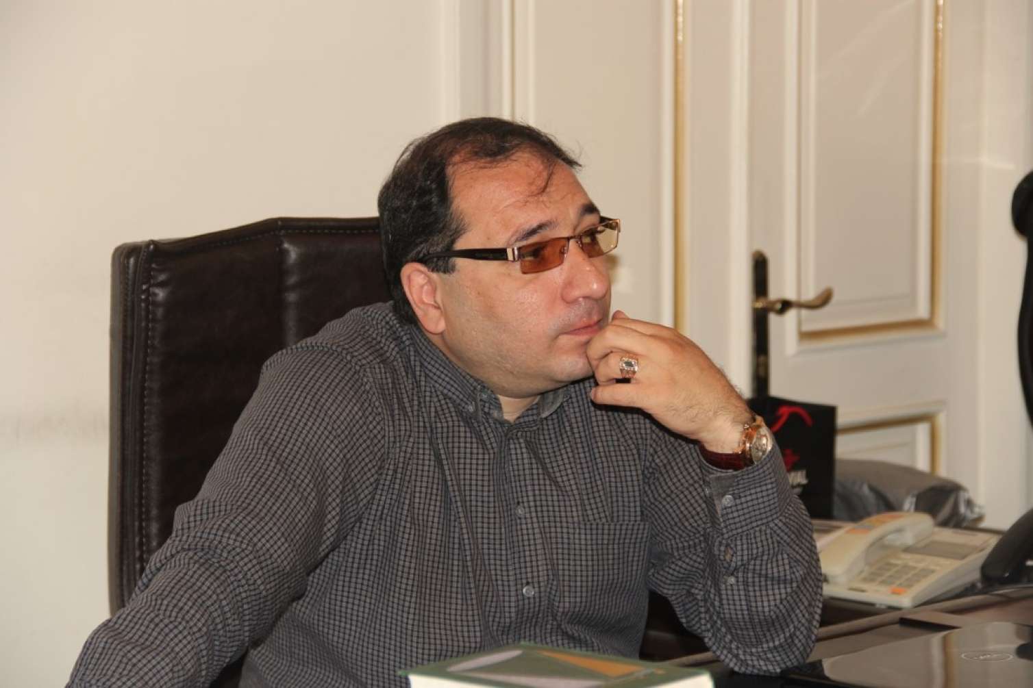 “Bilsə ki, atası oğraş, anası da fahişə olub...” –  TANINMIŞ YAZIÇI İLƏ QALMAQALLI MÜSAHİBƏ
