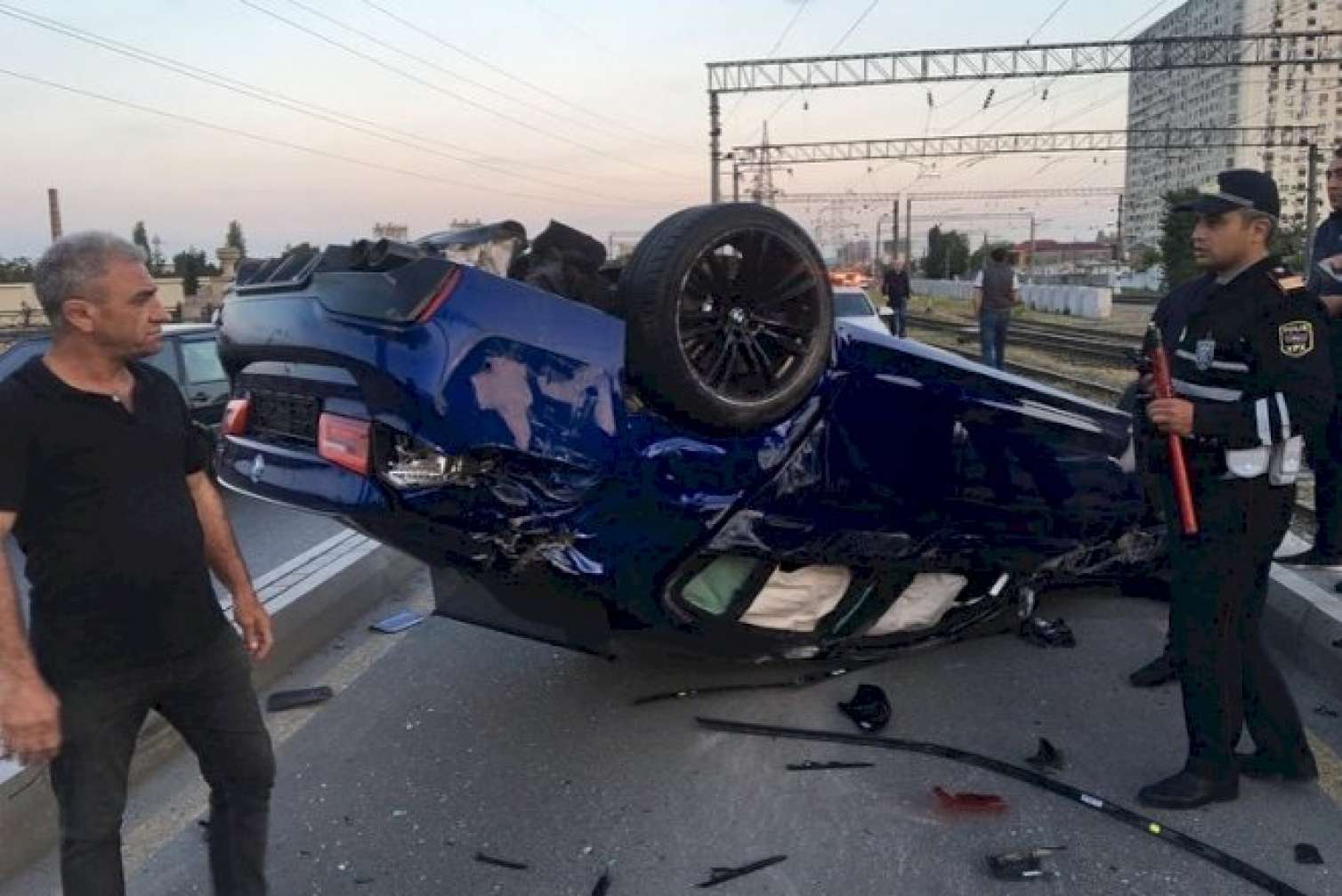 Bakıda bahalı qəza: super BMW aşdı  - FOTOLAR