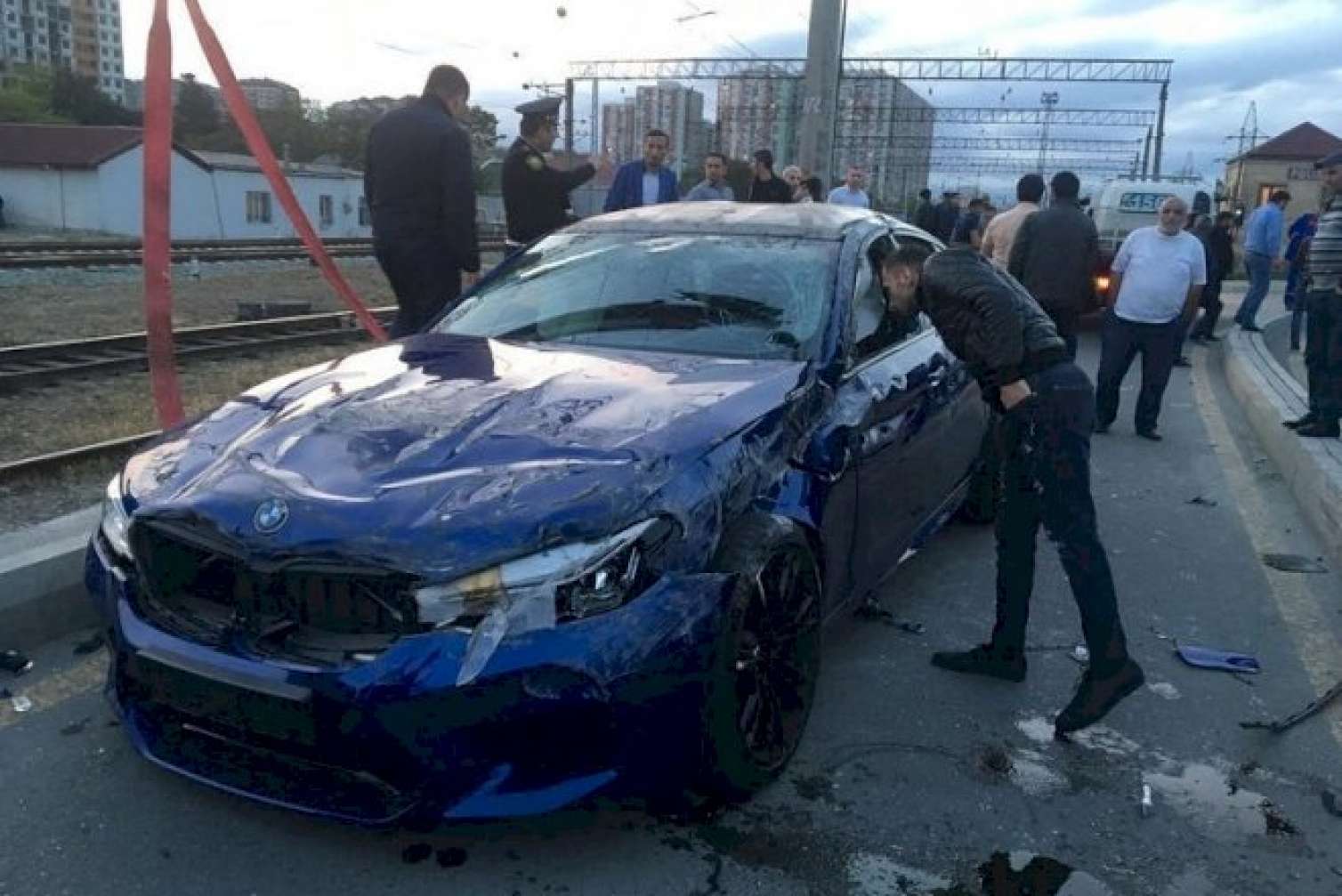 Bakıda bahalı qəza: super BMW aşdı  - FOTOLAR