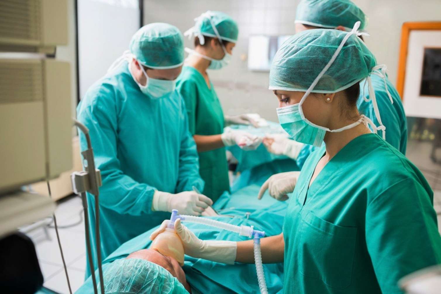 10-a yaxın plastik cərrahın lisenziyası ləğv edildi -  Nazirlik 