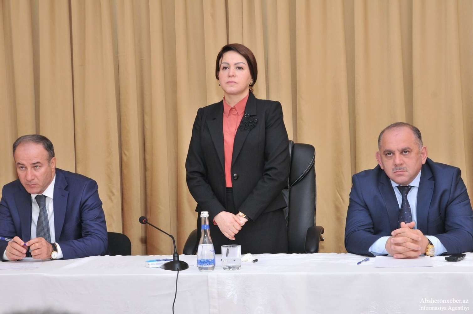 Bələdiyyə sədri qadının evini 130 minə başqasına satıb  – İcra başçısını qəbulunda olay