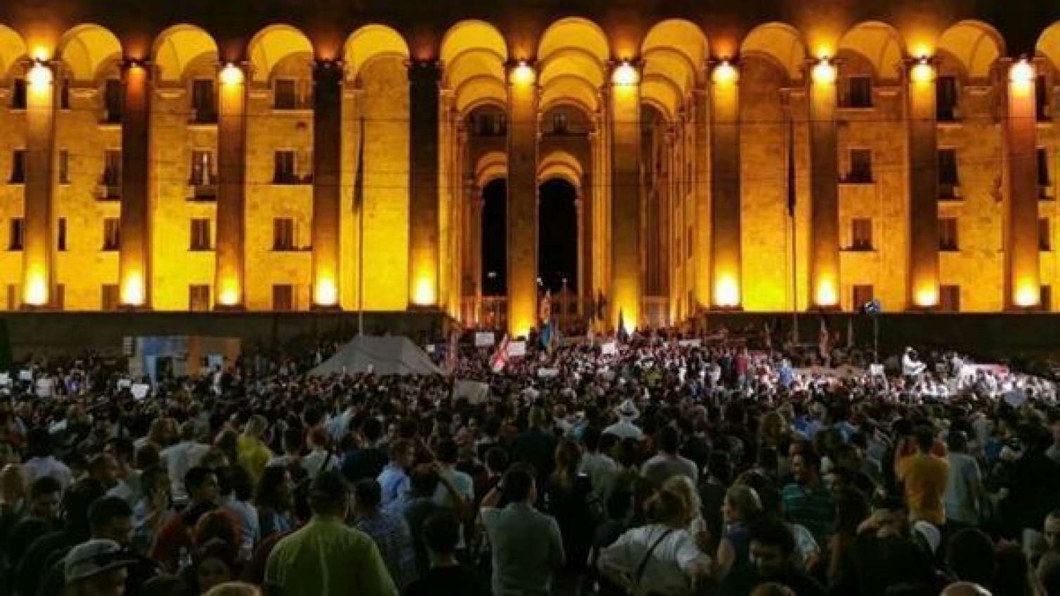Gürcüstanda hökumət əleyhinə mitinq başladı 