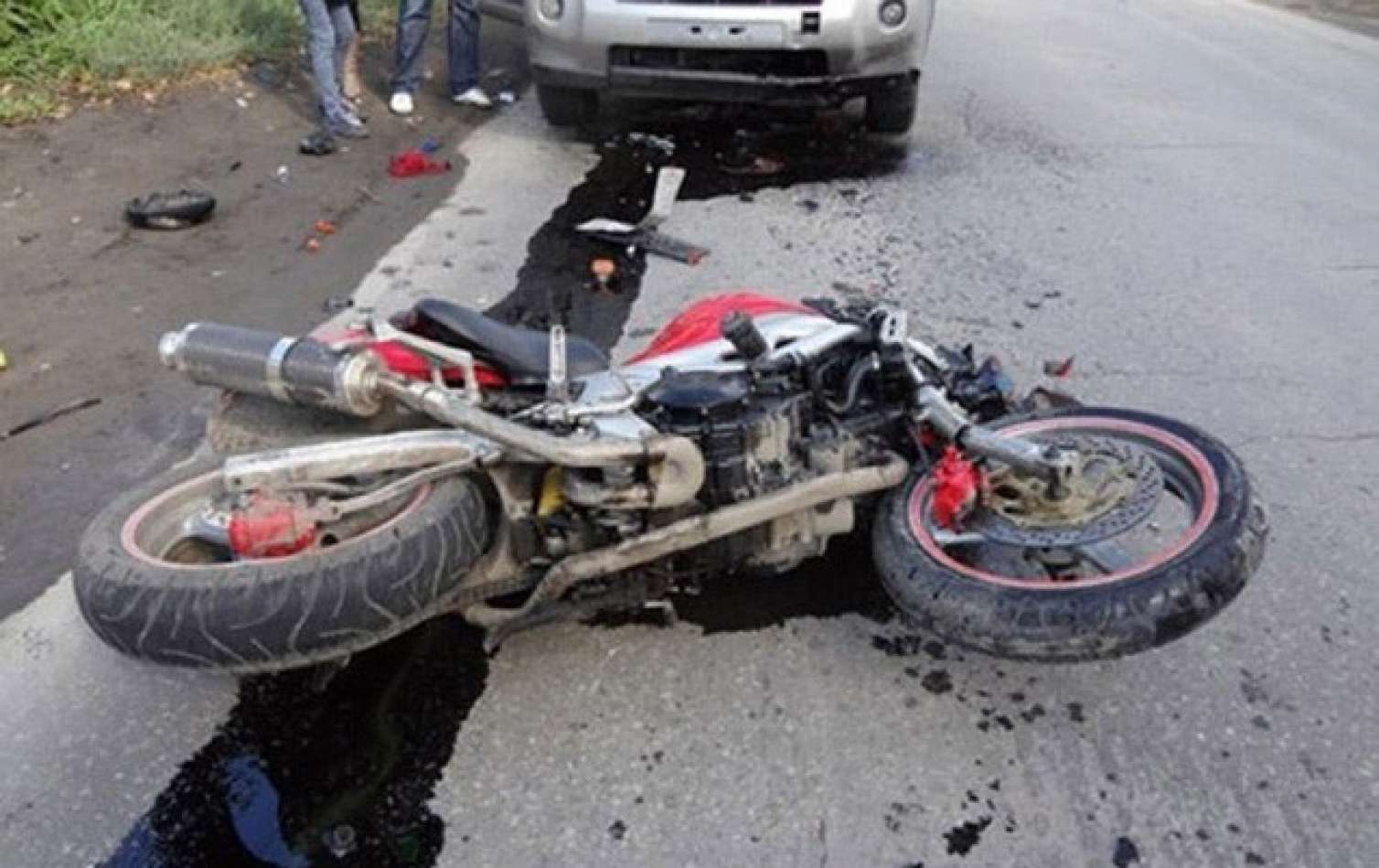"Honda" ilə motosiklet toqquşdu  - Yaralı var