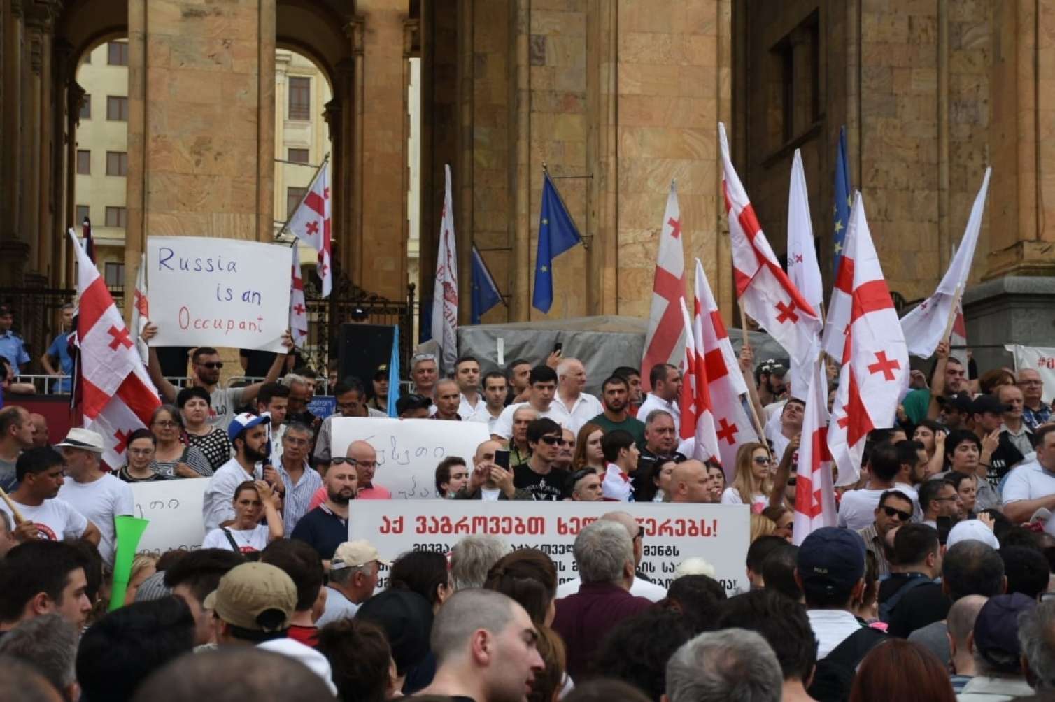  Tiflis AB ilə danışıqları dayandırdı - Əhali küçələrə çıxdı  