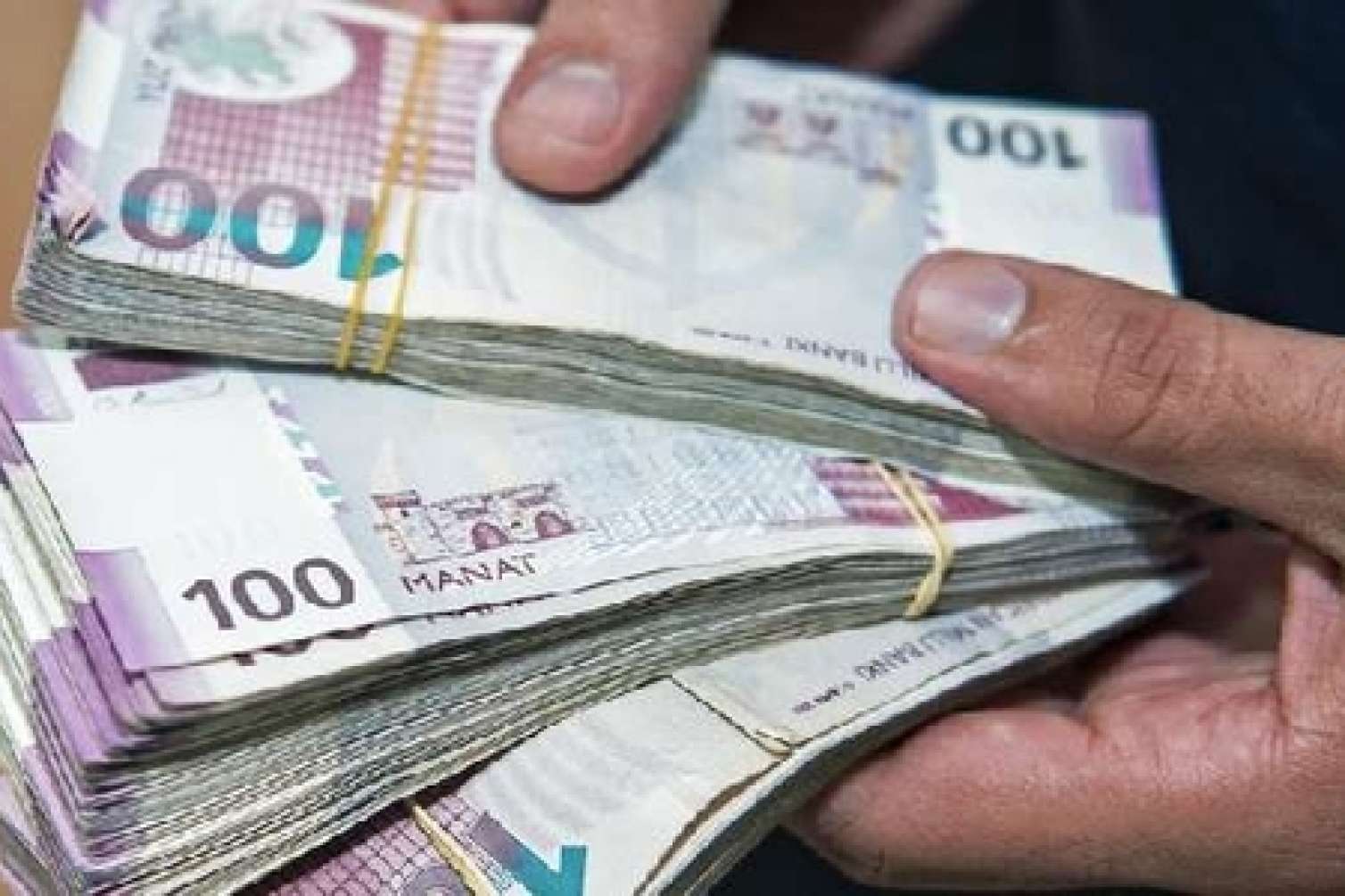 Dövriyyəyə saxta 100 manatlıqlar buraxılıb: necə ayırd edək?  - VİDEO