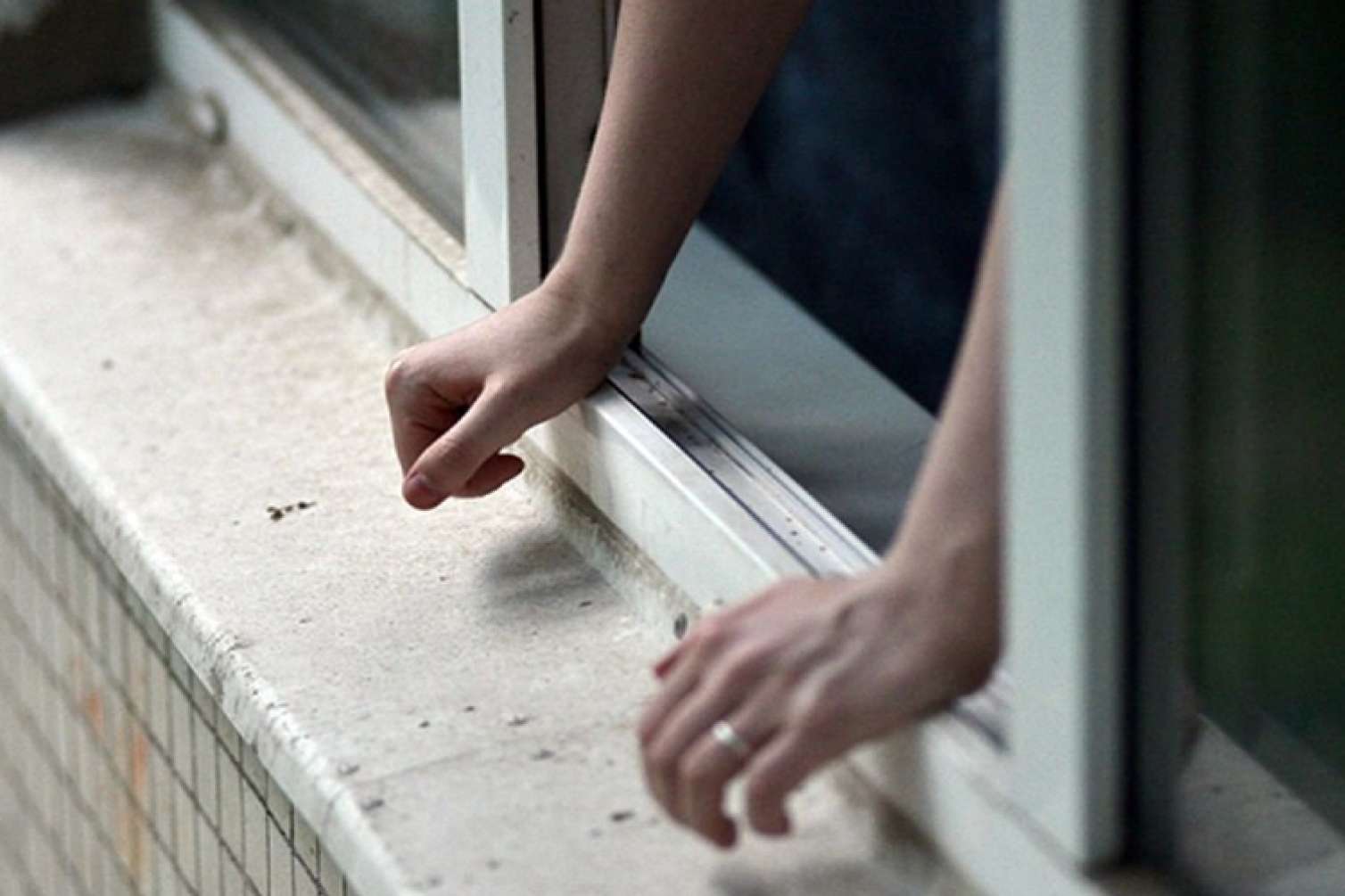 Bakıda pəncərədən yıxılan qız öldü – Sığınacaqda yaşayırdı 