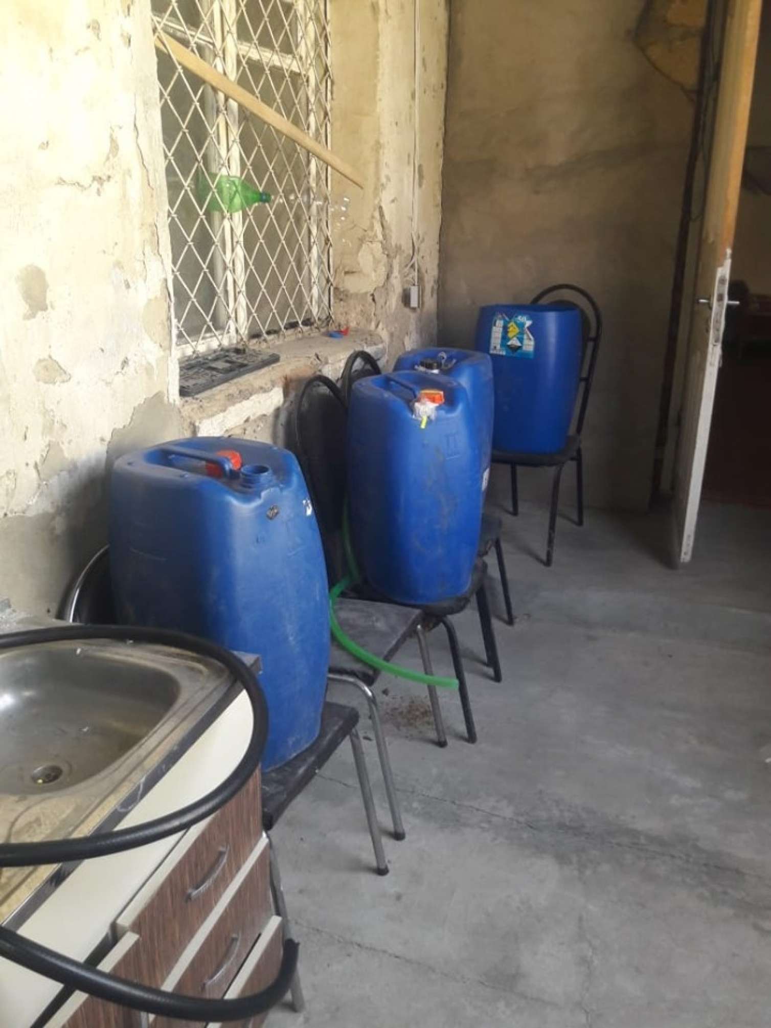 Saxta alkoqollu içki istehsal edən sex aşkarlandı -  FOTOLAR
