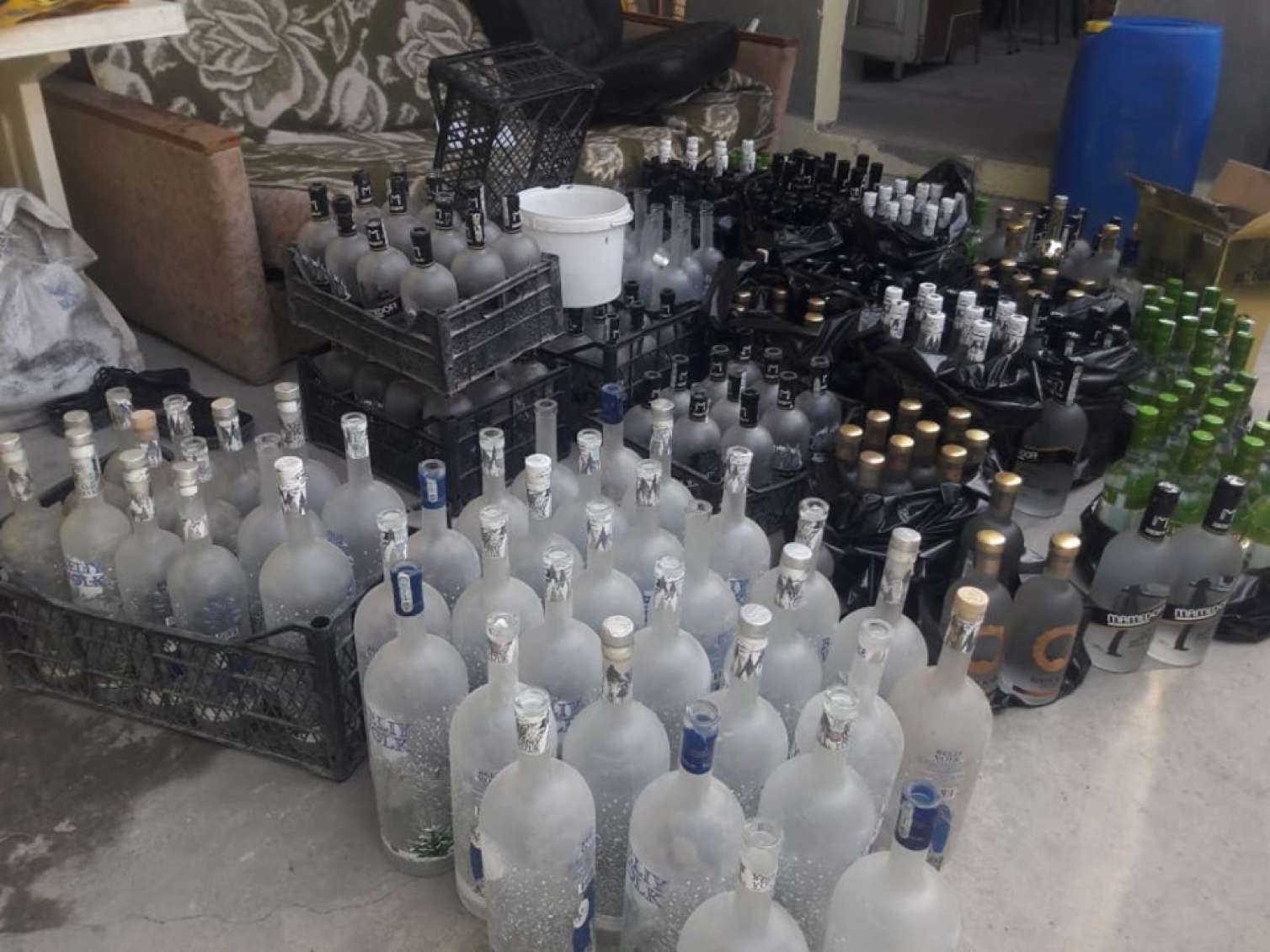 Saxta alkoqollu içki istehsal edən sex aşkarlandı -  FOTOLAR
