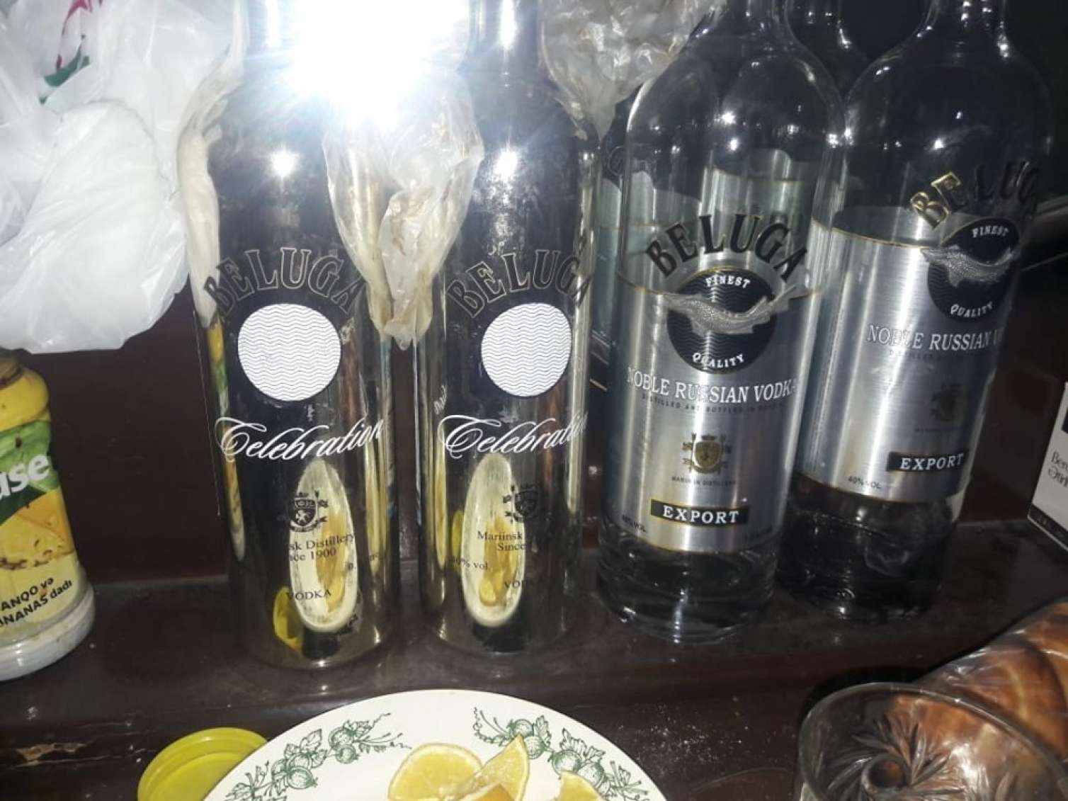 Saxta alkoqollu içki istehsal edən sex aşkarlandı -  FOTOLAR