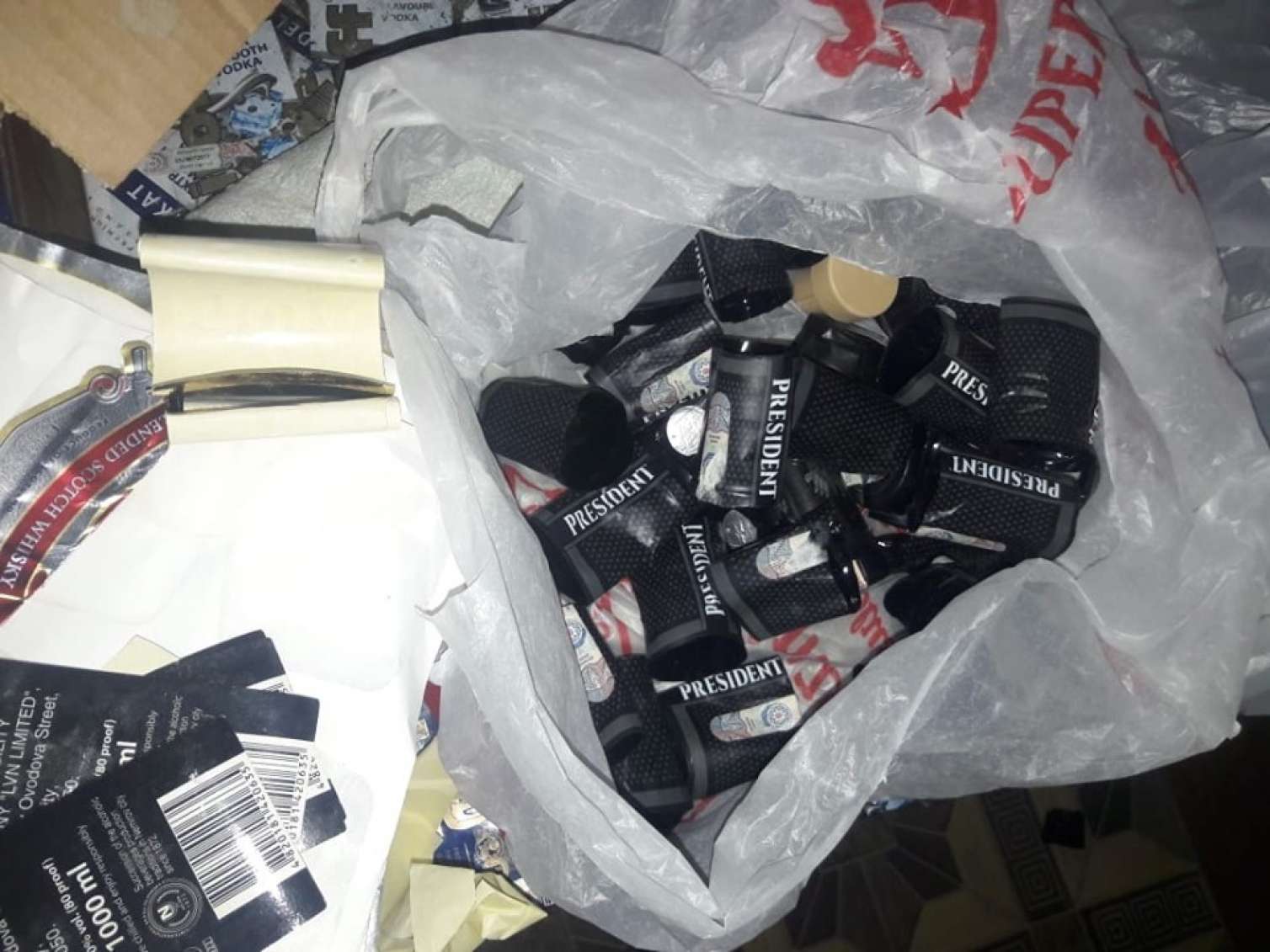 Saxta alkoqollu içki istehsal edən sex aşkarlandı -  FOTOLAR