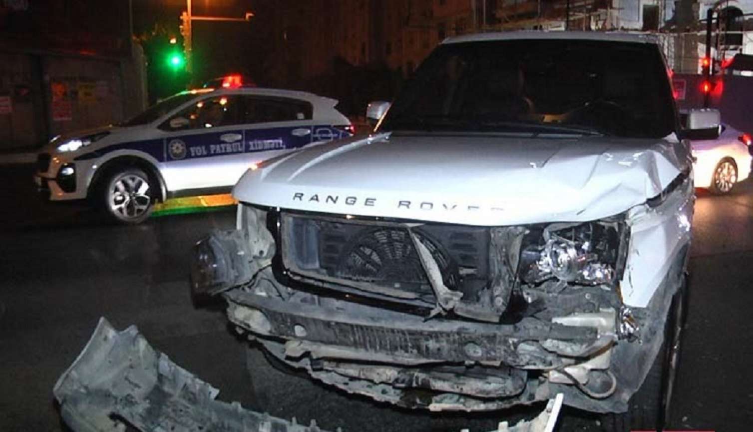 “Range Rover” qırmızı işıqda keçdi, qəza törətdi -  VİDEO