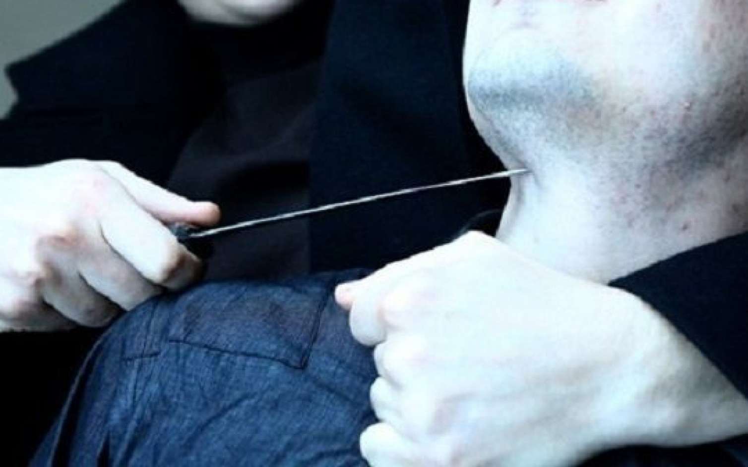 Xaçmaz sakini boğazından bıçaqlandı 