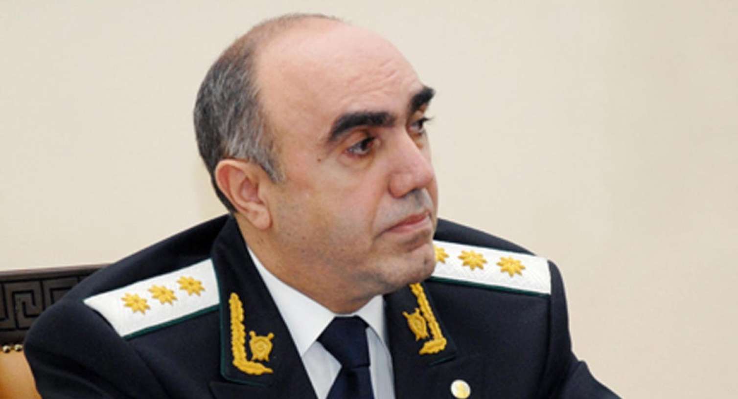 Bank müdirindən Zakir Qaralova şikayət:  “Pulları yığıb cibinə qoyub”