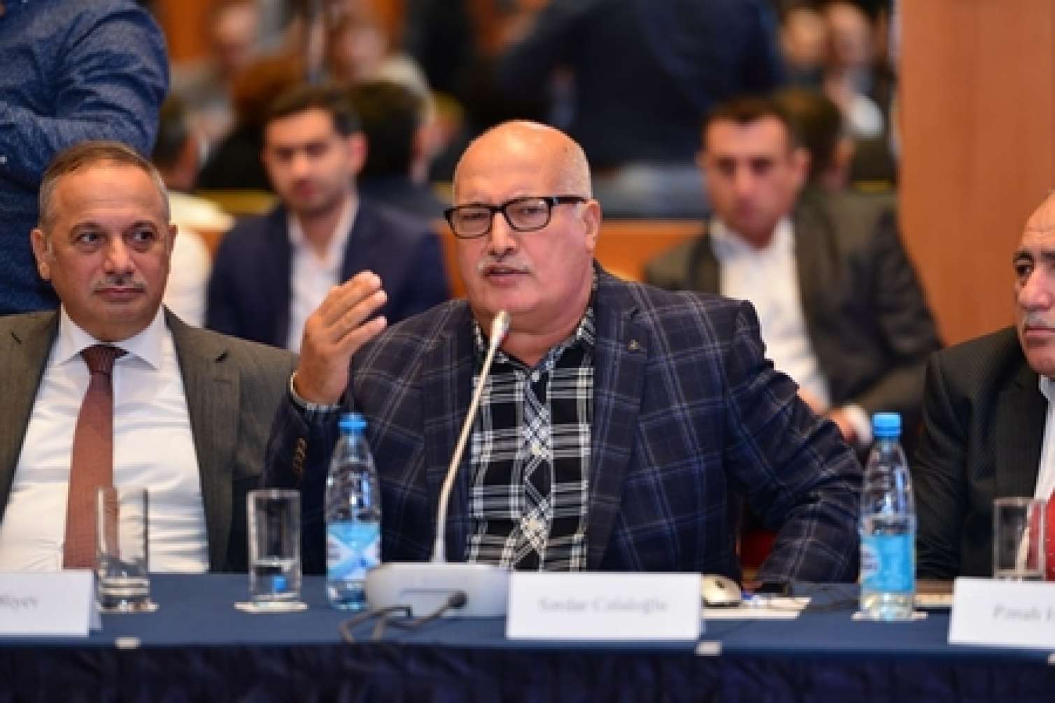 Əli Əhmədovla Sərdar Cəlaloğlu arasında gərginlik   