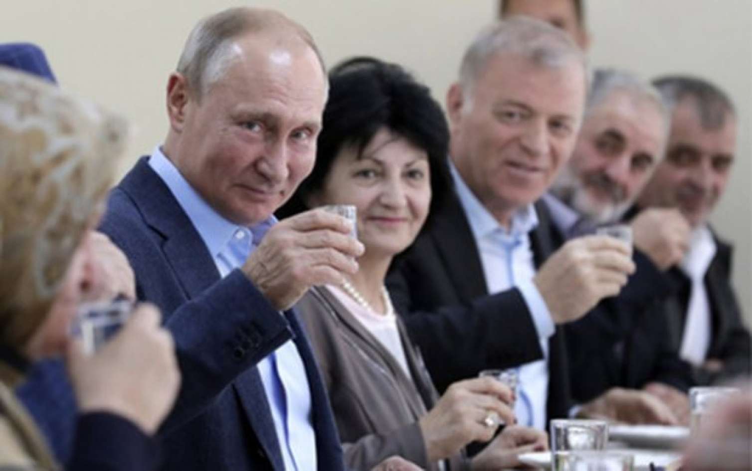 Putin verdiyi sözü tutub araq içdi -  20 il sonra - FOTO / VİDEO