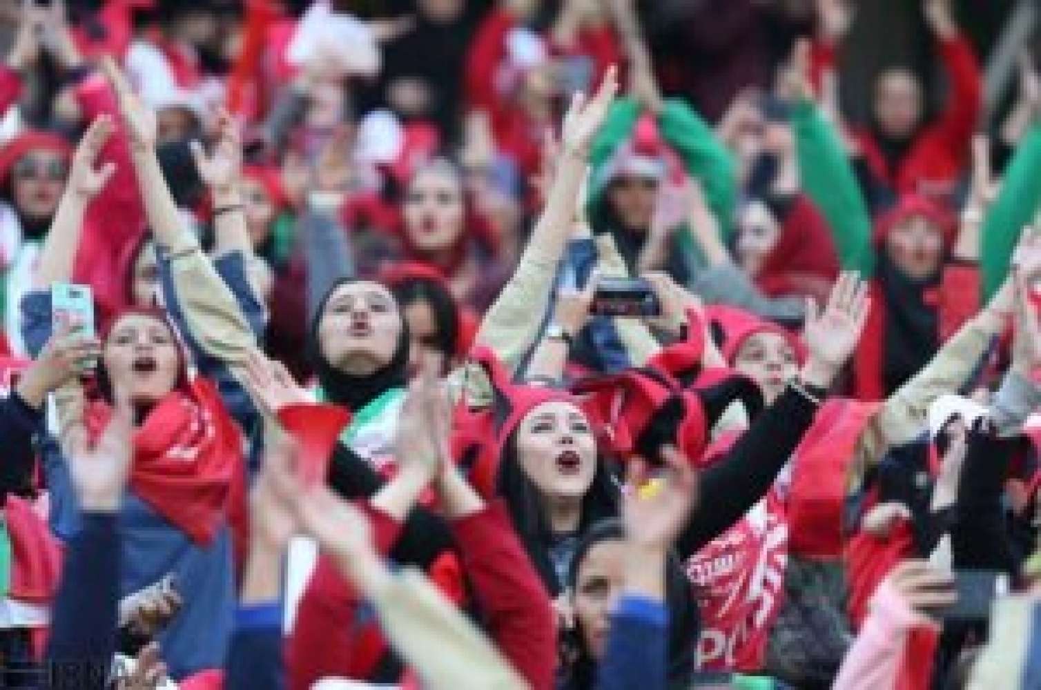 İranda qadınlar stadionda futbola baxa biləcəklər 