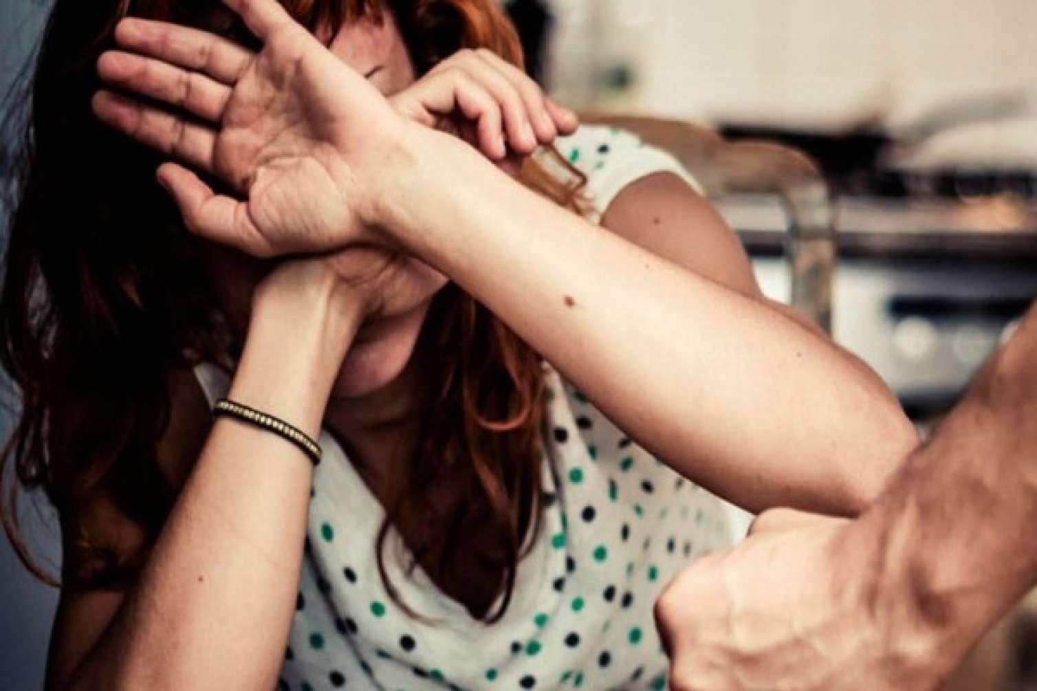 Keçmiş məhkum qadını döyüb xəstəxanalıq etdi -  Bakıda