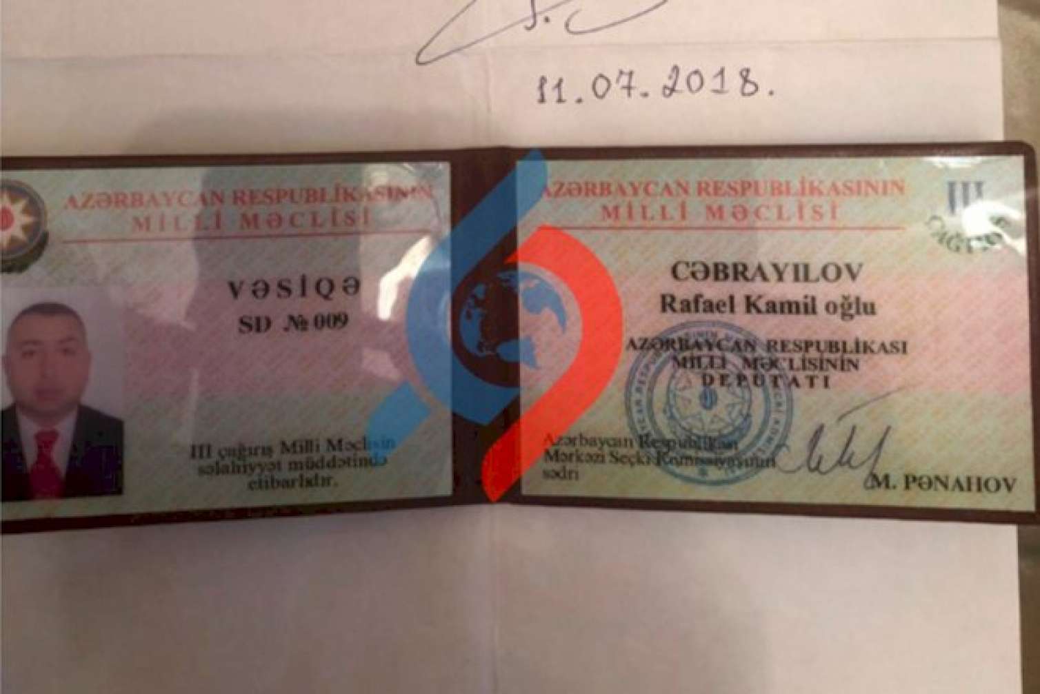 Millət vəkilinin girovda olan vəsiqəsi -  FOTOLAR
