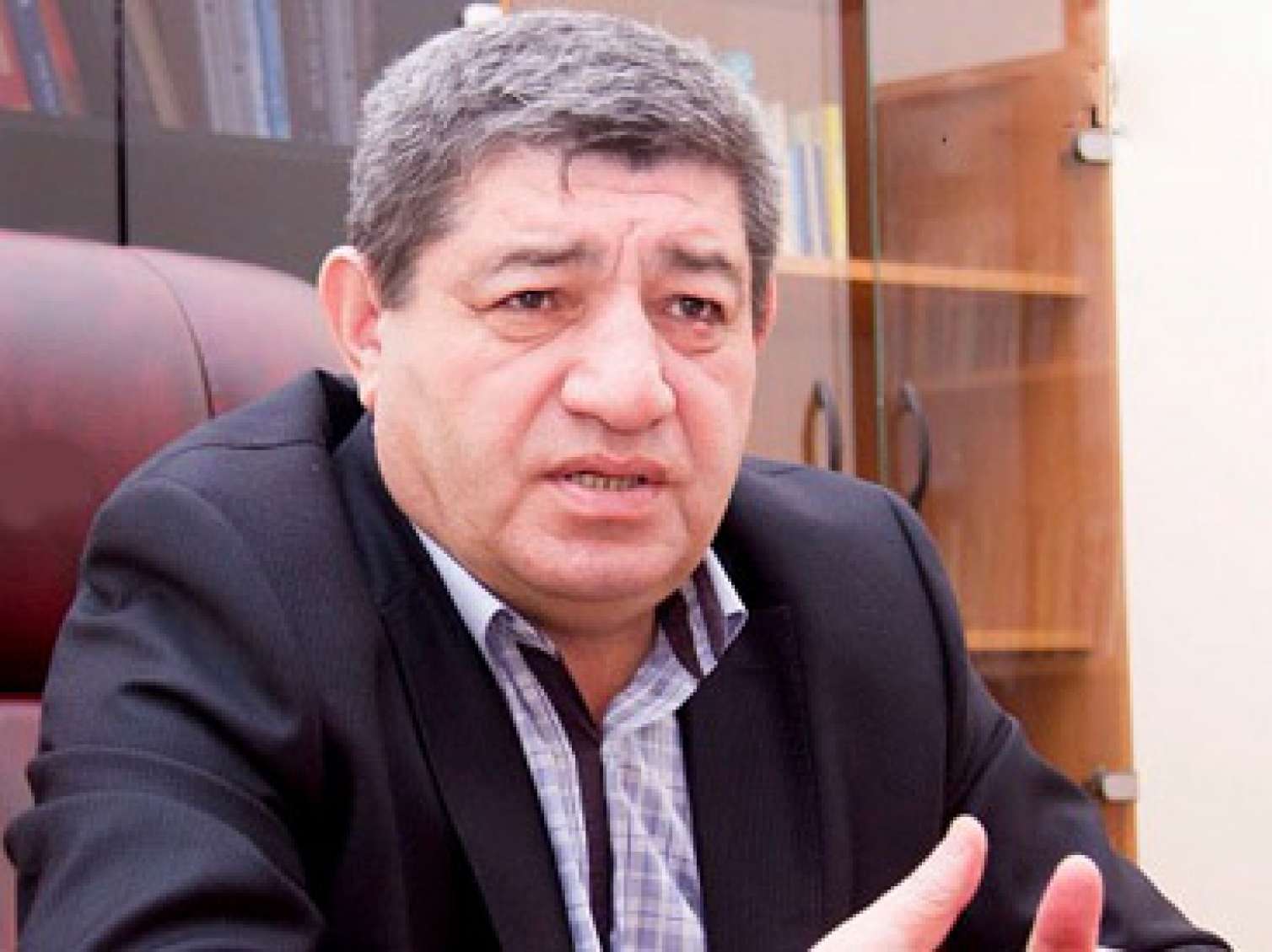 Prezident Nizami Cəfərovu təltif etdi 