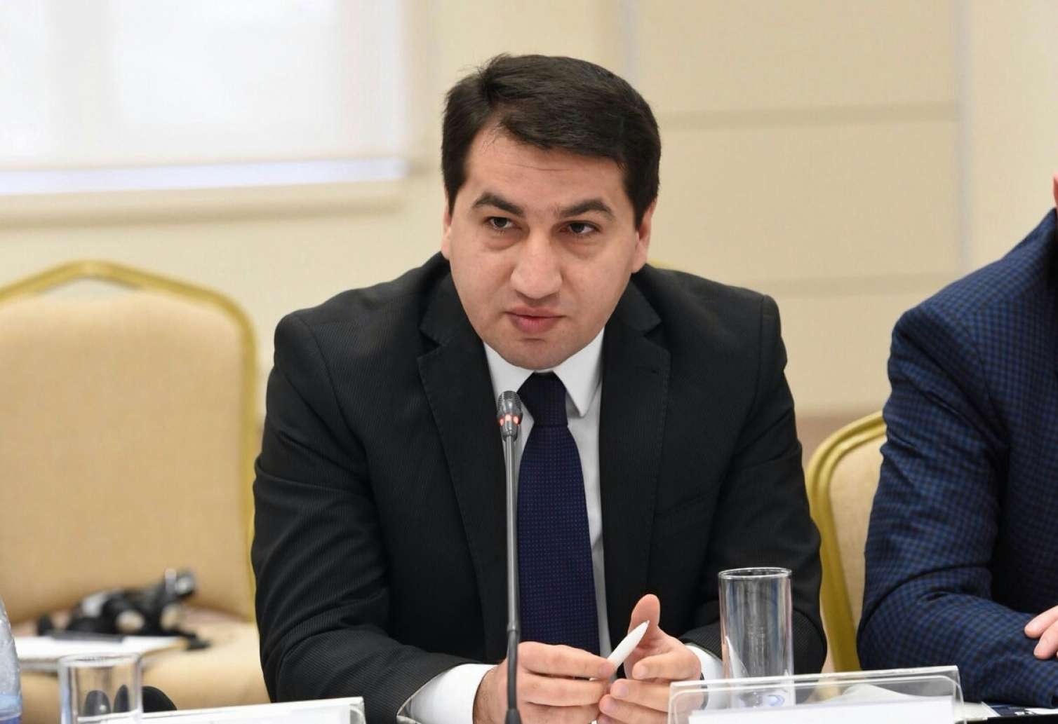 “Paşinyan “sülhpərvər” görünməyə, beynəlxalq ictimaiyyəti çaşdırmağa cəhd göstərir” -   Hikmət Hacıyev 