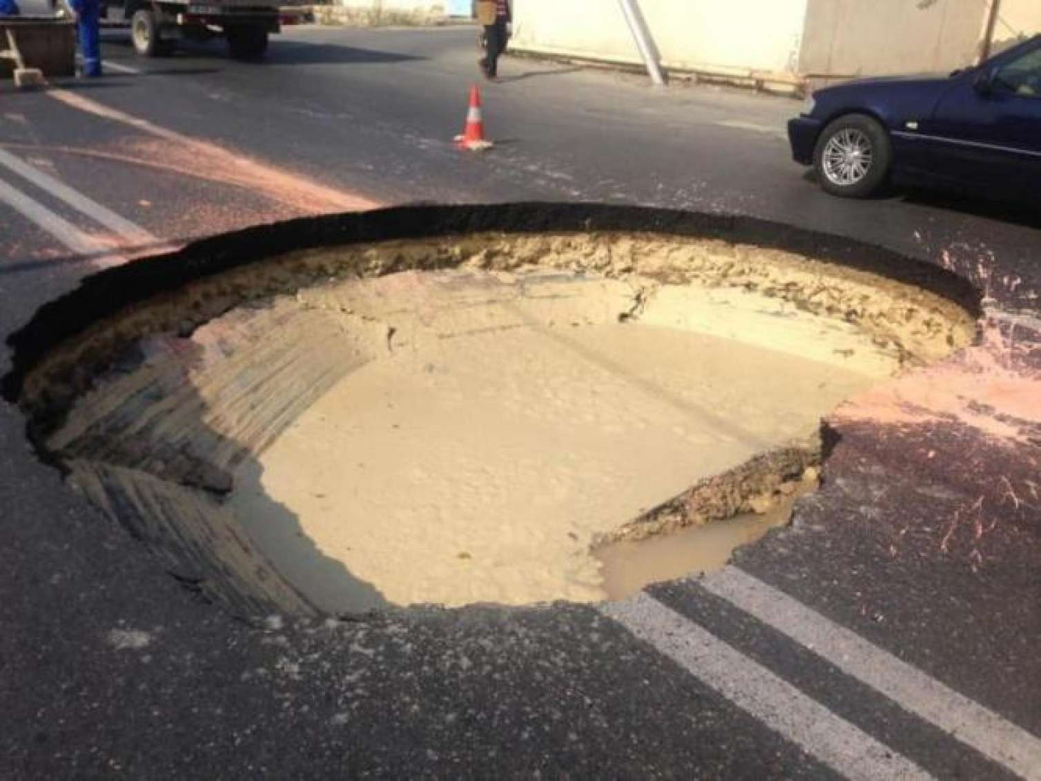 Bakıda yol çökdü -  SƏBƏB