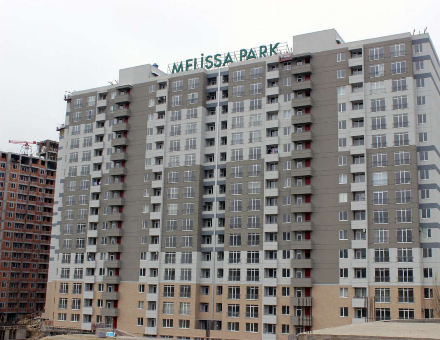 "Melissa Park"ın sakini çatlardan şikayətləndi:  "Dedilər, yəqin özünüz sındırmısınız" - VİDEO