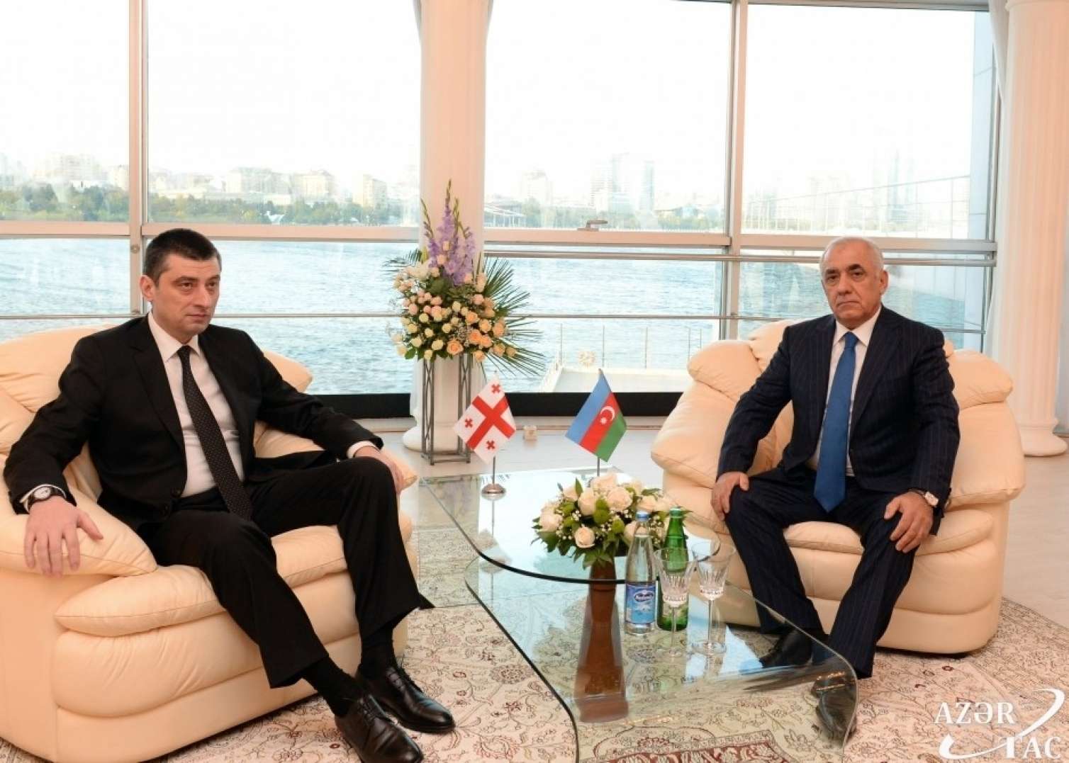 Baş nazir ilk rəsmi görüşdə -    FOTO