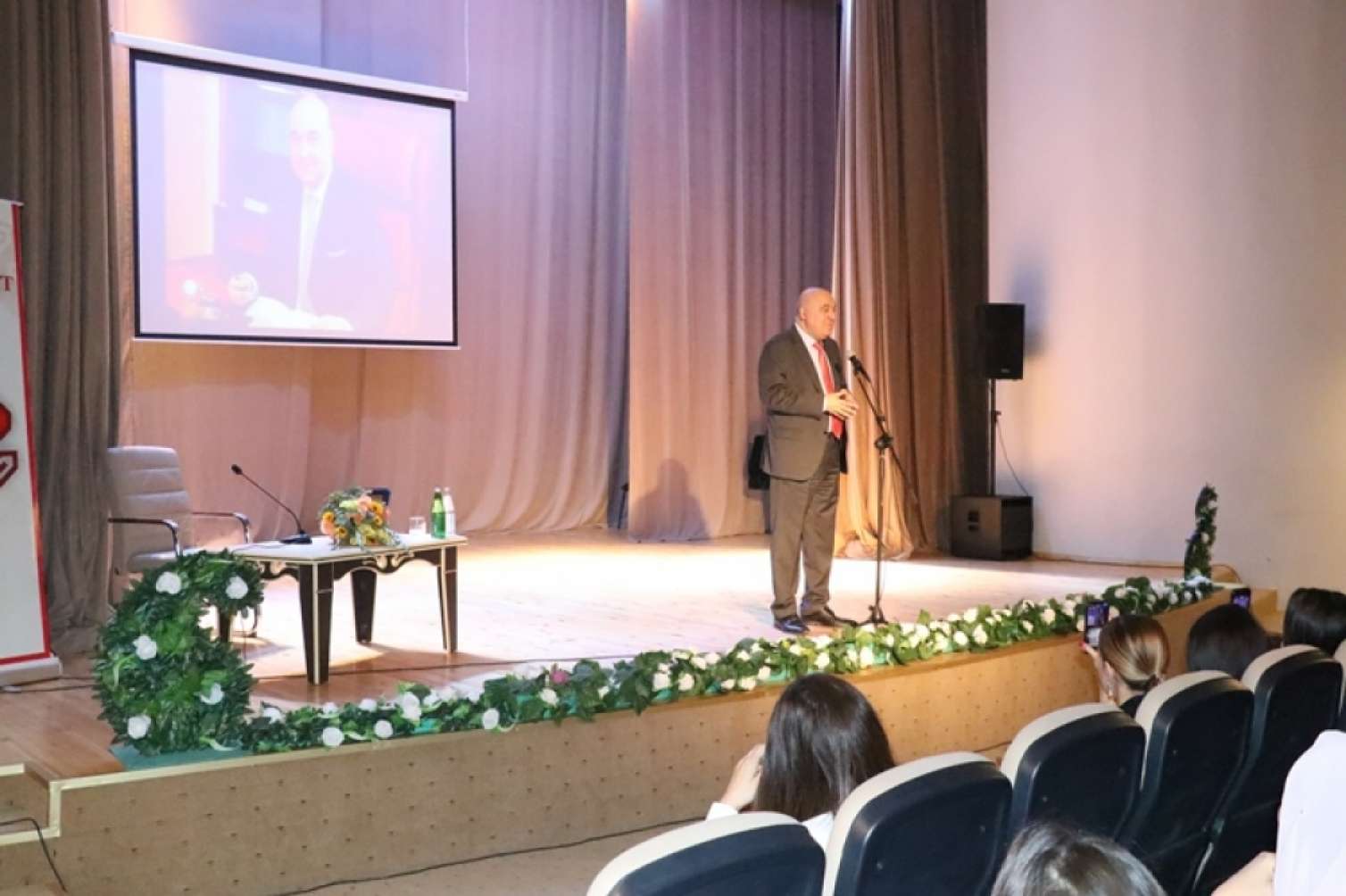 Çingiz Abdullayev oxucularla görüşdü -   FOTO
