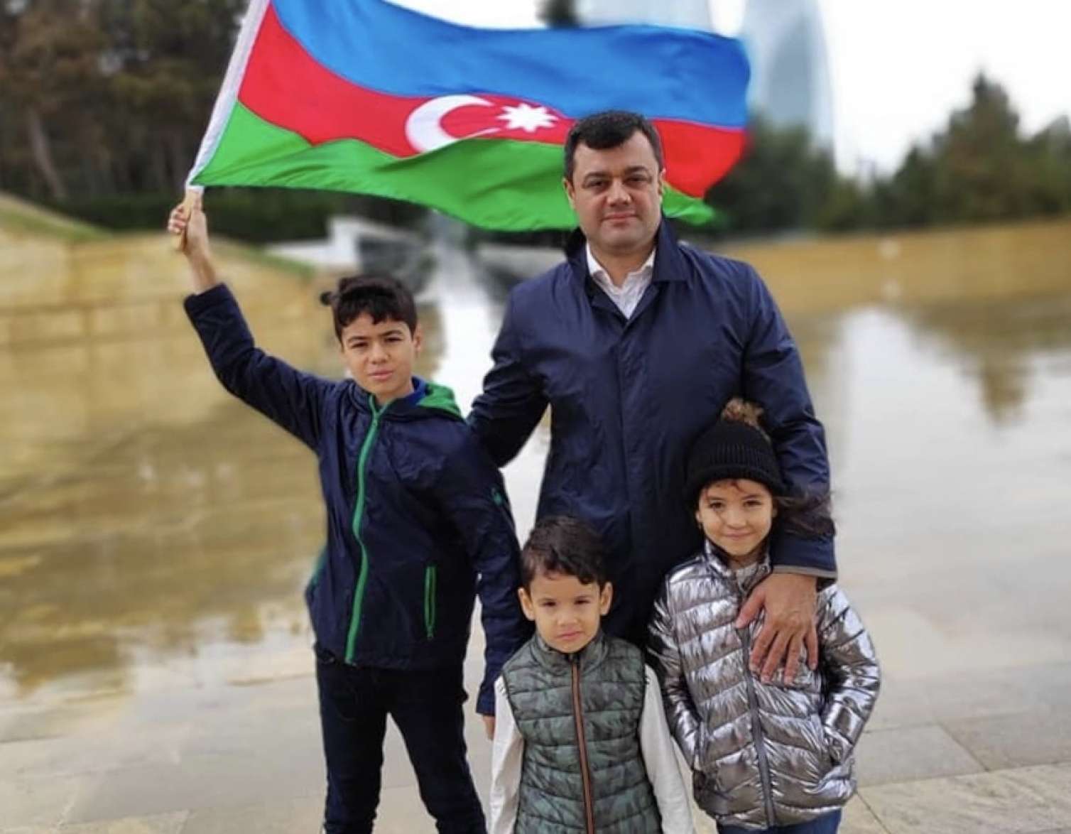 Tanınmış jurnalist bayraq gününə klip çəkdirdi -  VİDEO