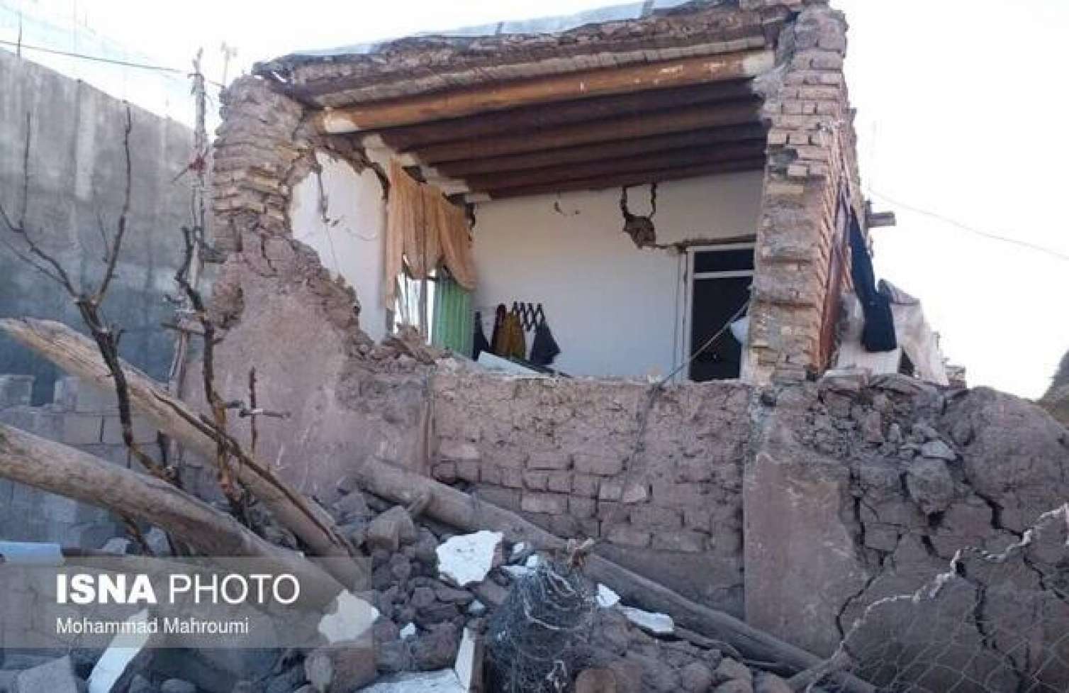 Cənubi Azərbaycanda faciə: 80 kənd, 500 ev dağıldı, 380 yaralı   - FOTO