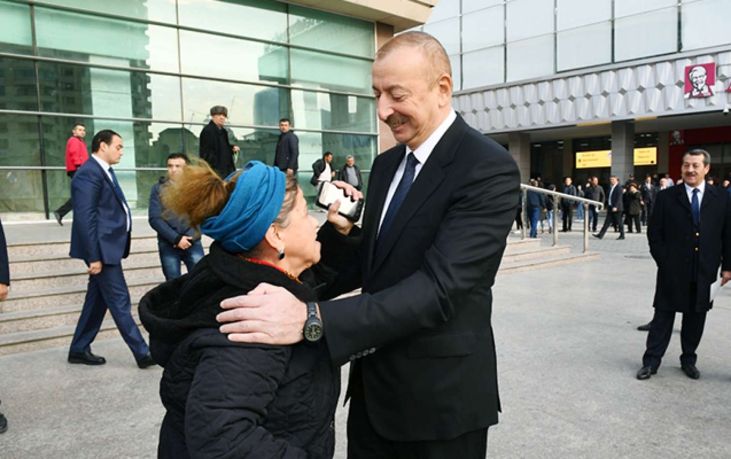 Prezidentə yaxınlaşıb banka olan borcunun silinməsini xahiş etdi -  VİDEO
